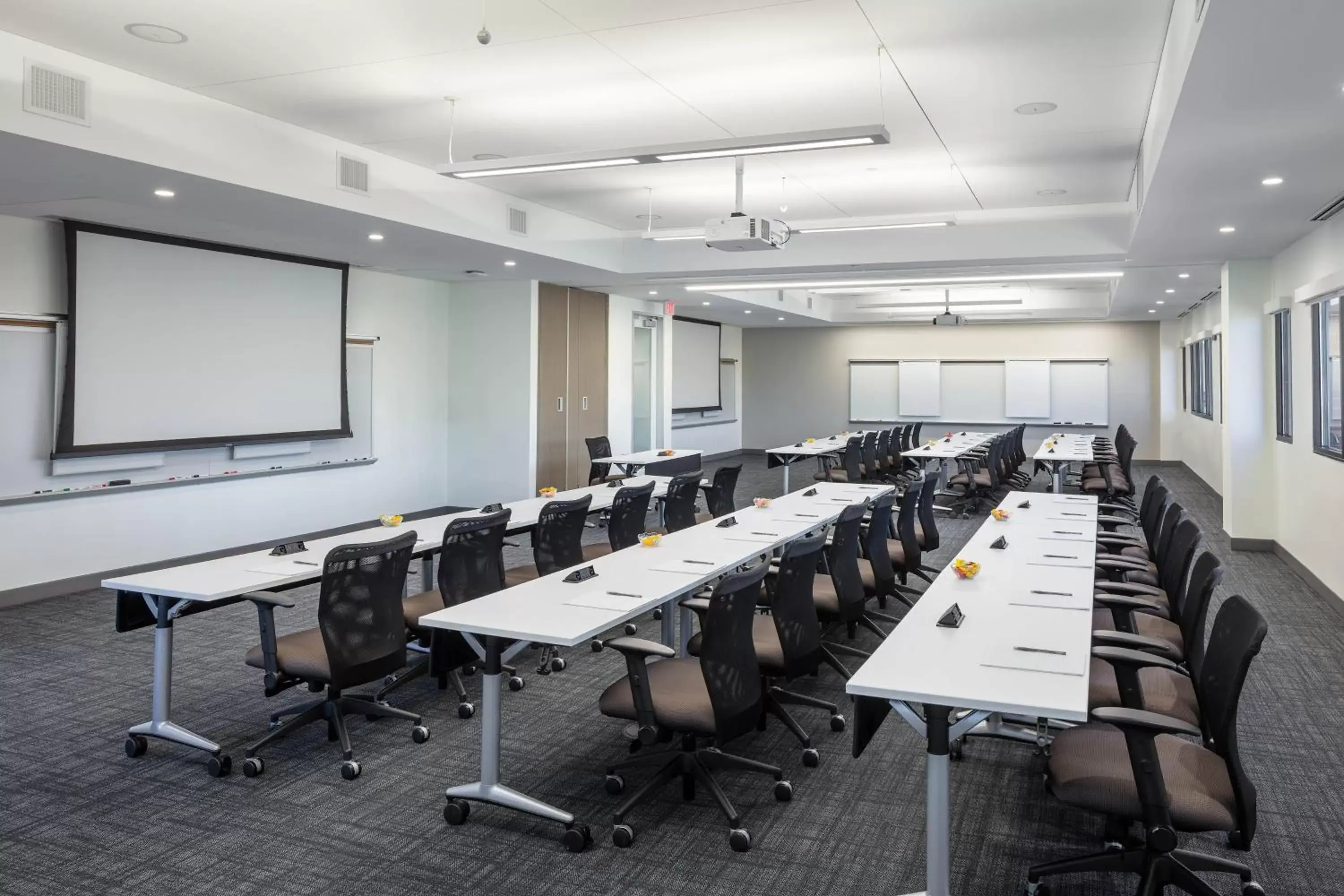 Meeting/conference room in Four Points by Sheraton Norwood Conference Center