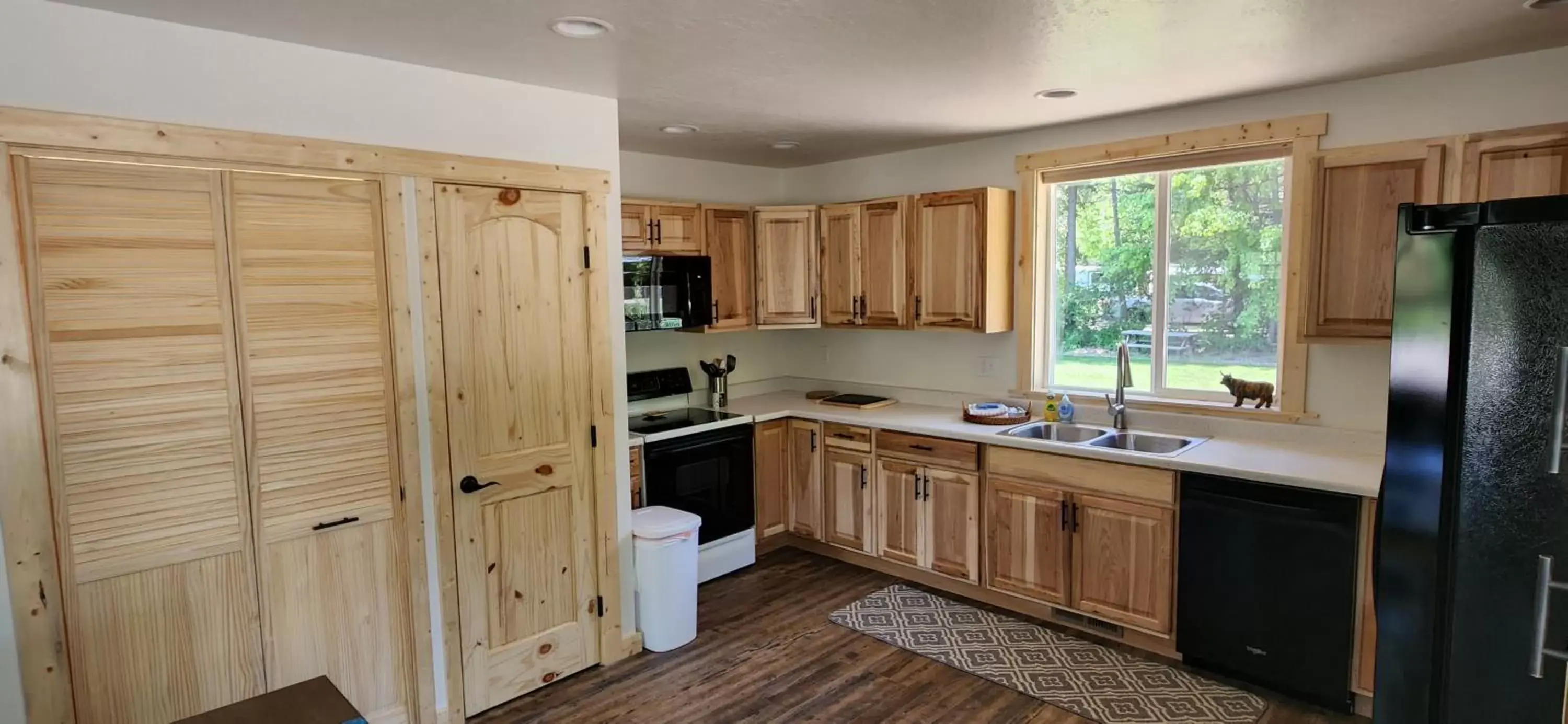 Kitchen/Kitchenette in Beargrass Lodging & RV Resort