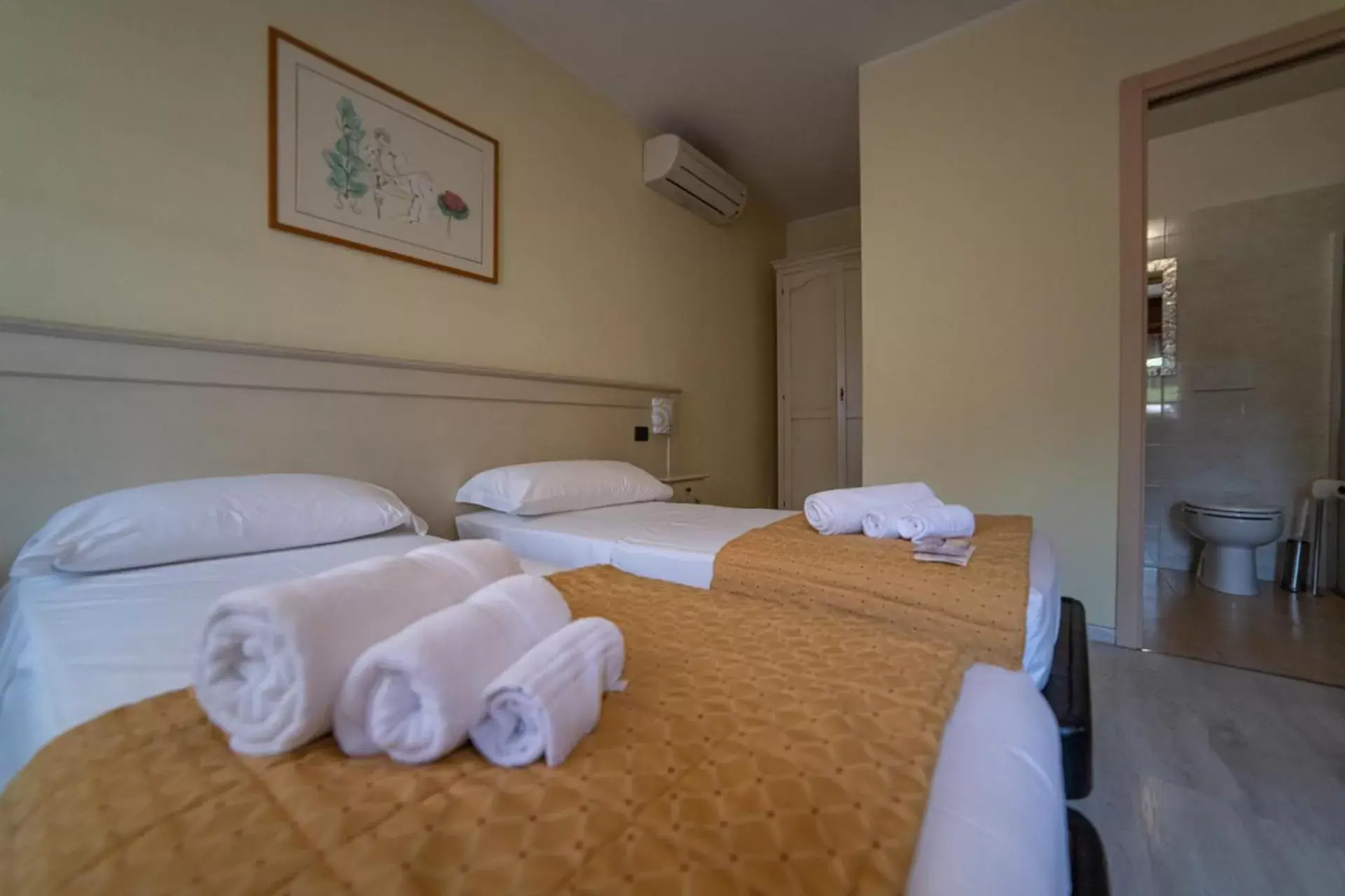 Bedroom, Bed in Hotel Siros