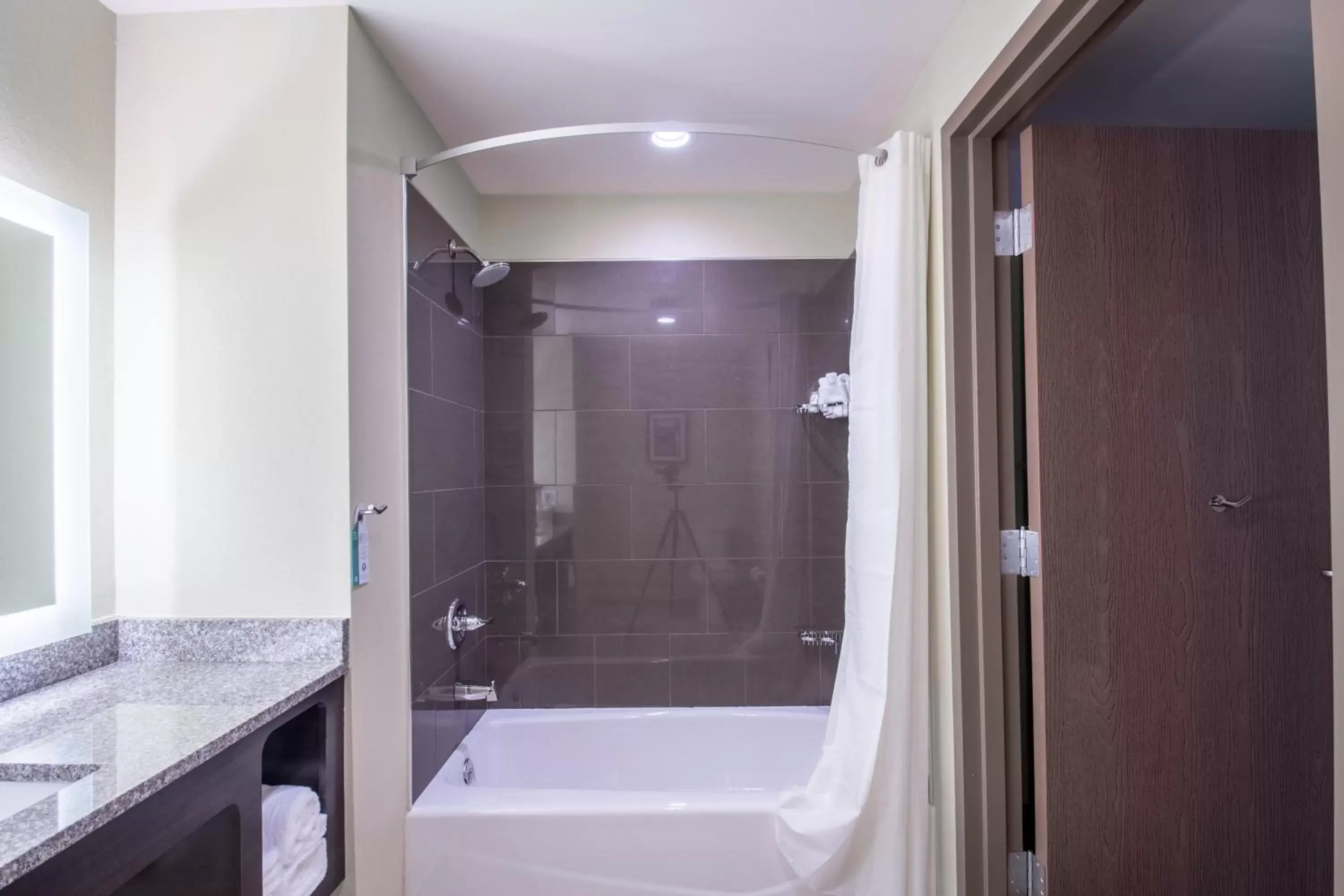 Shower, Bathroom in Cobblestone Inn & Suites - St Marys