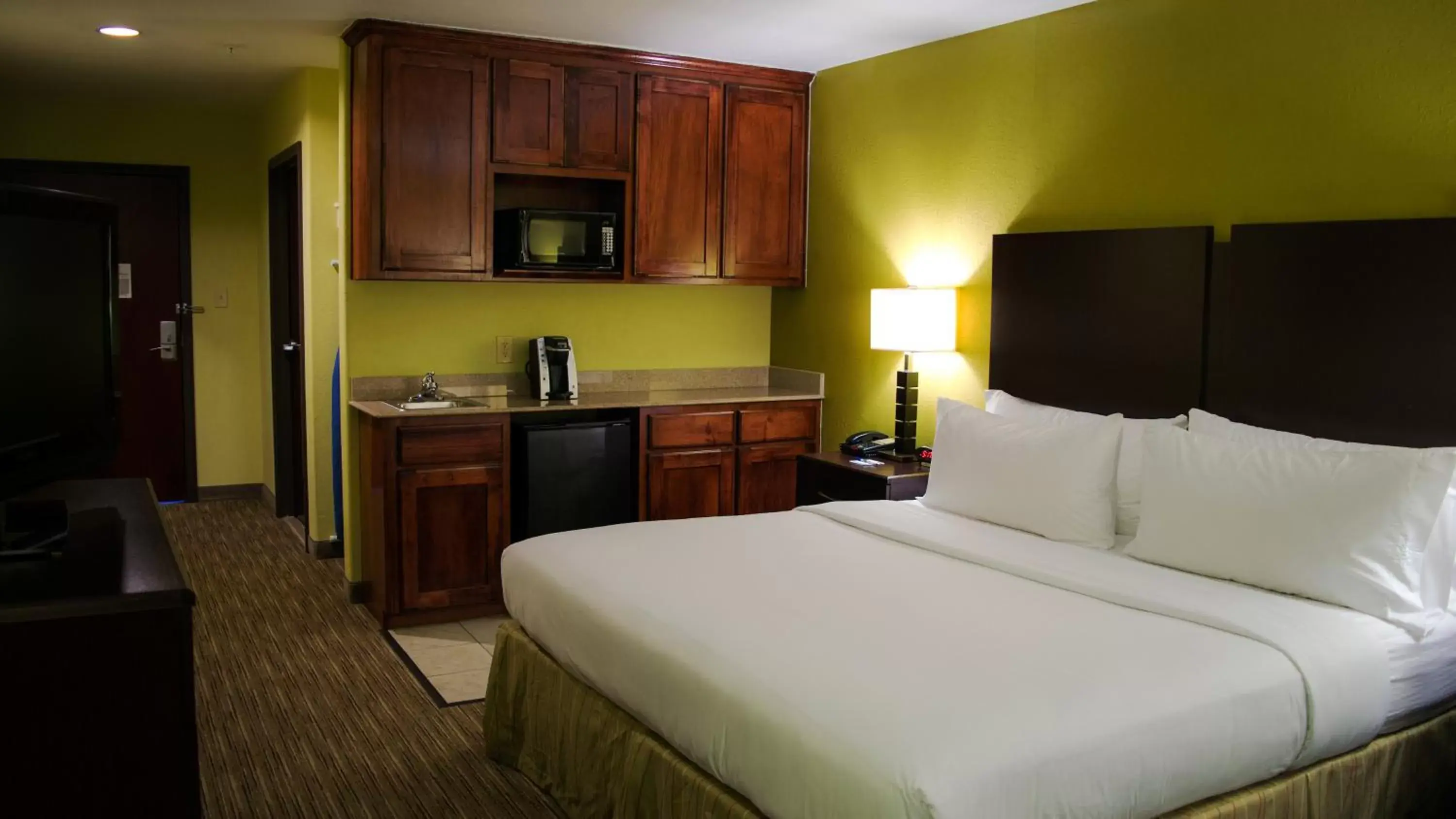 Photo of the whole room, Bed in Holiday Inn Express Hotel & Suites Waller, an IHG Hotel