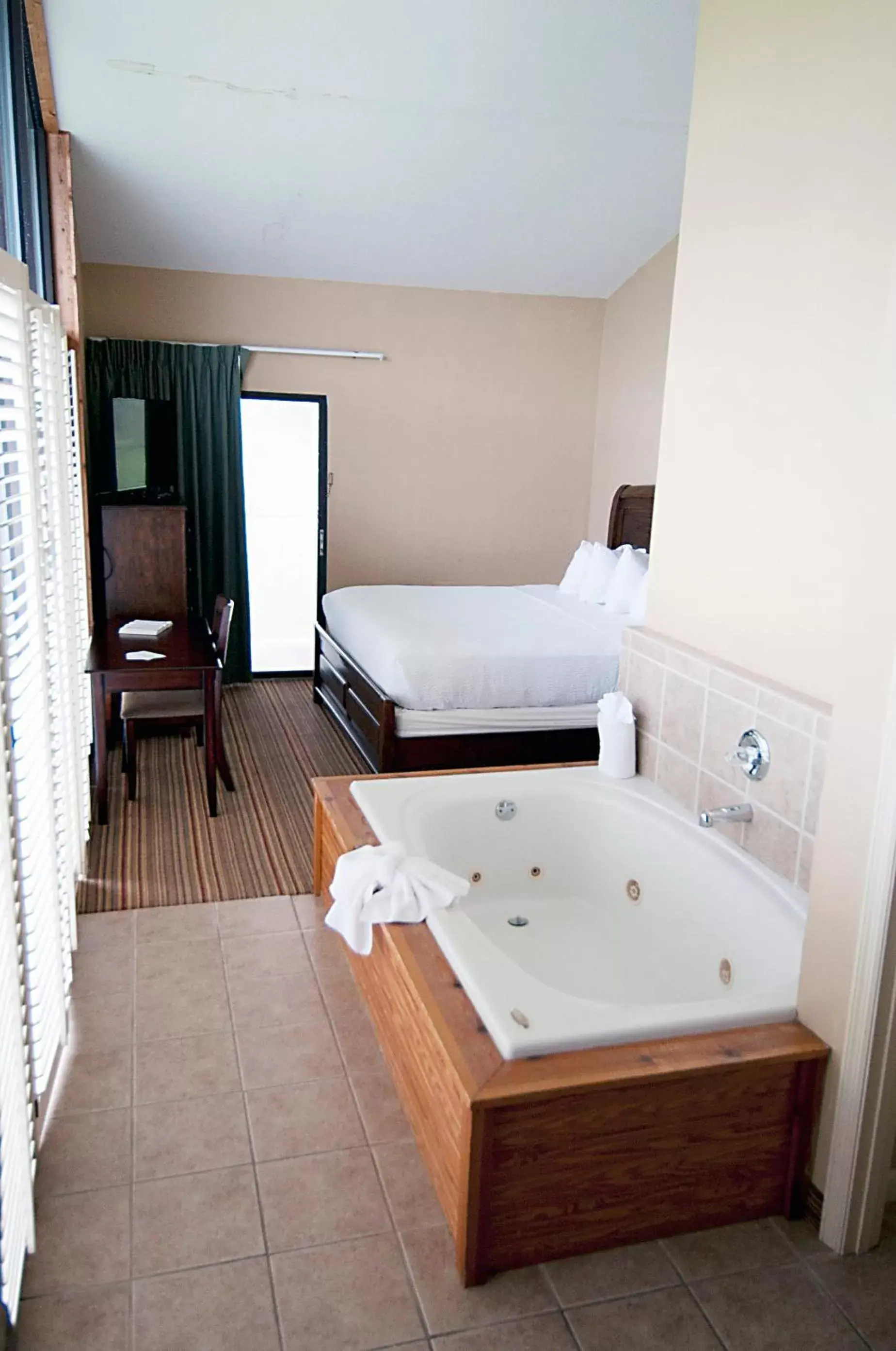 Hot Tub, Bathroom in Tremont Lodge & Resort