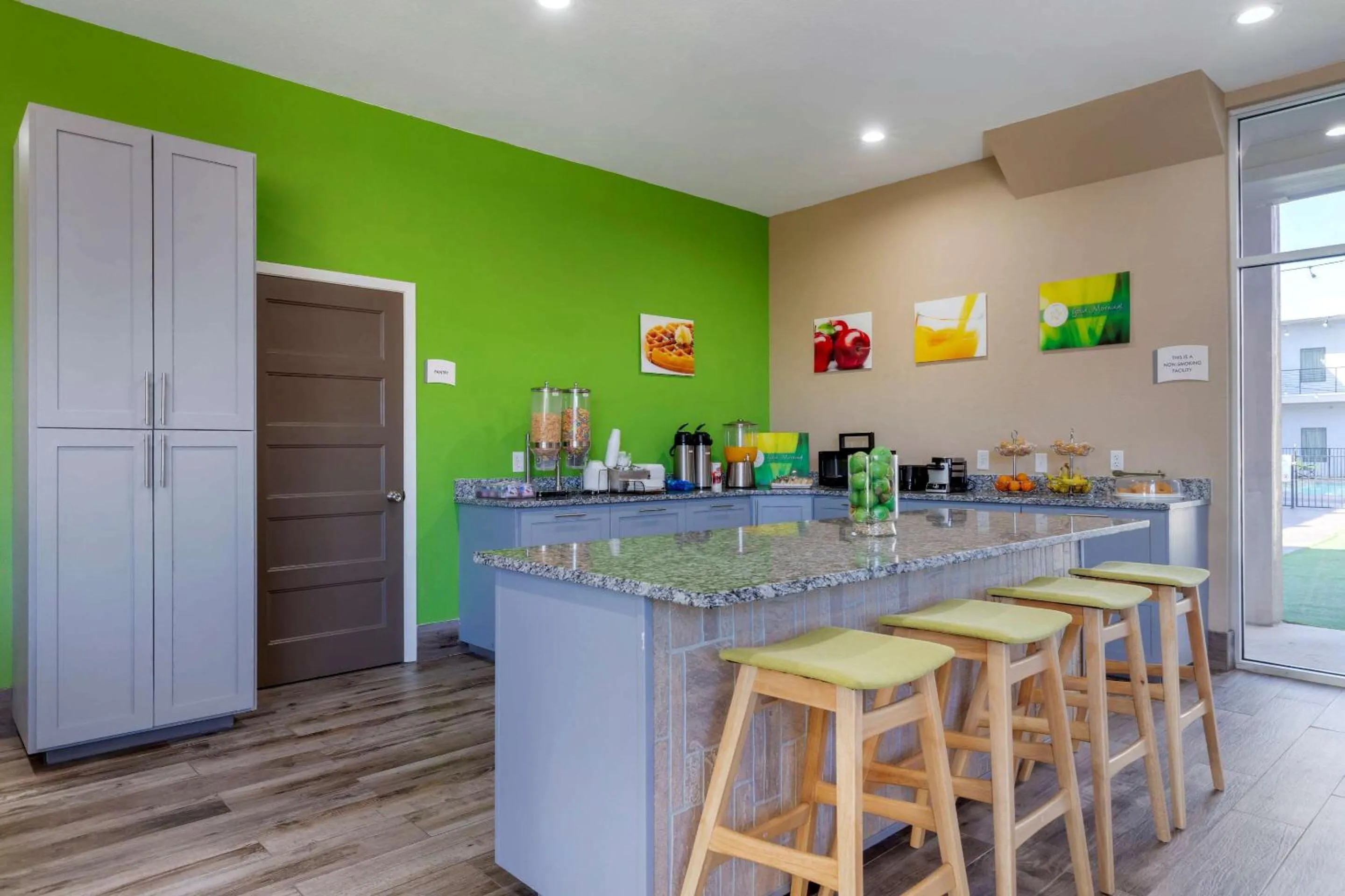 Breakfast, Kitchen/Kitchenette in Quality Inn & Suites Elgin by Choice Hotels