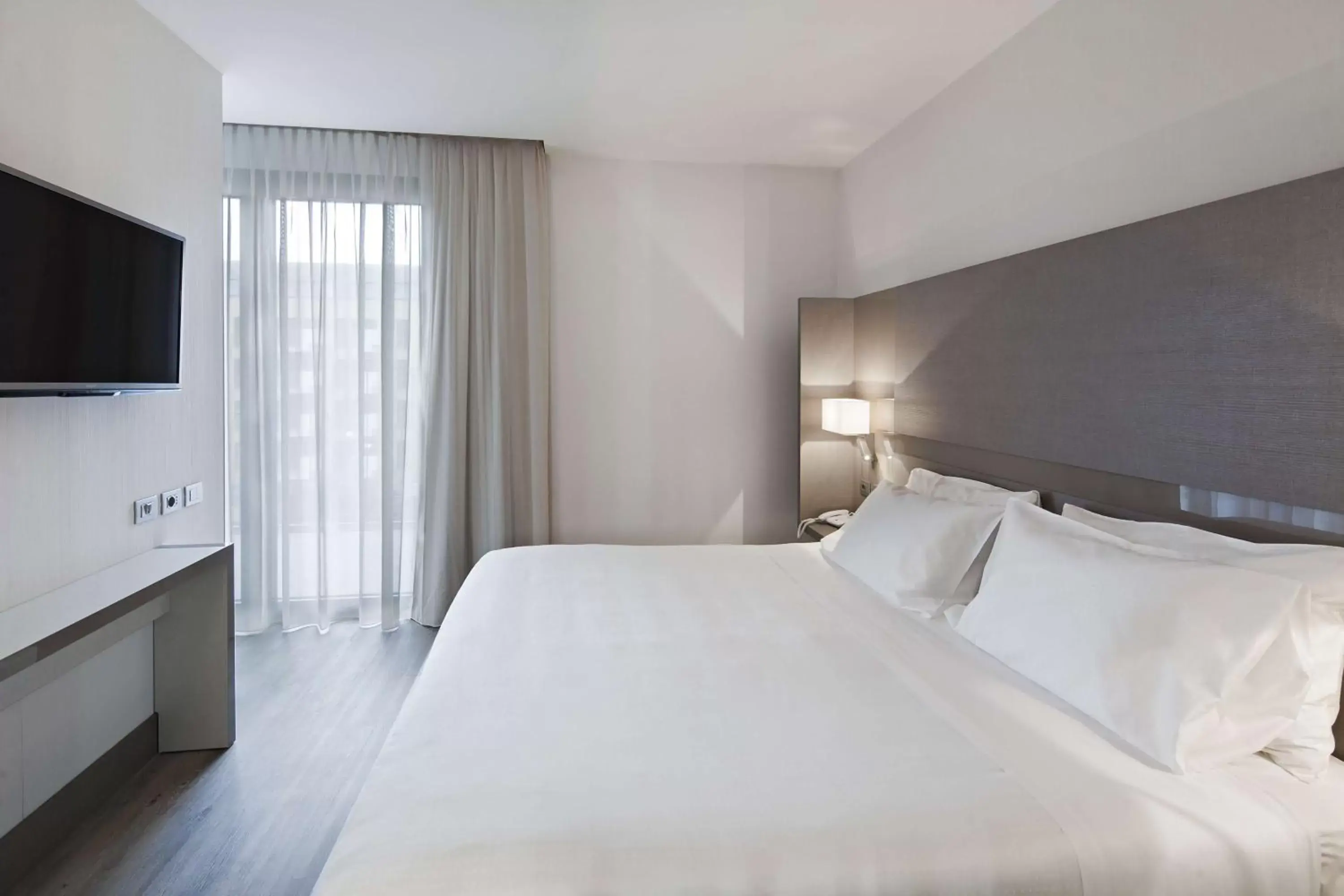 Bedroom, Bed in NH Parma