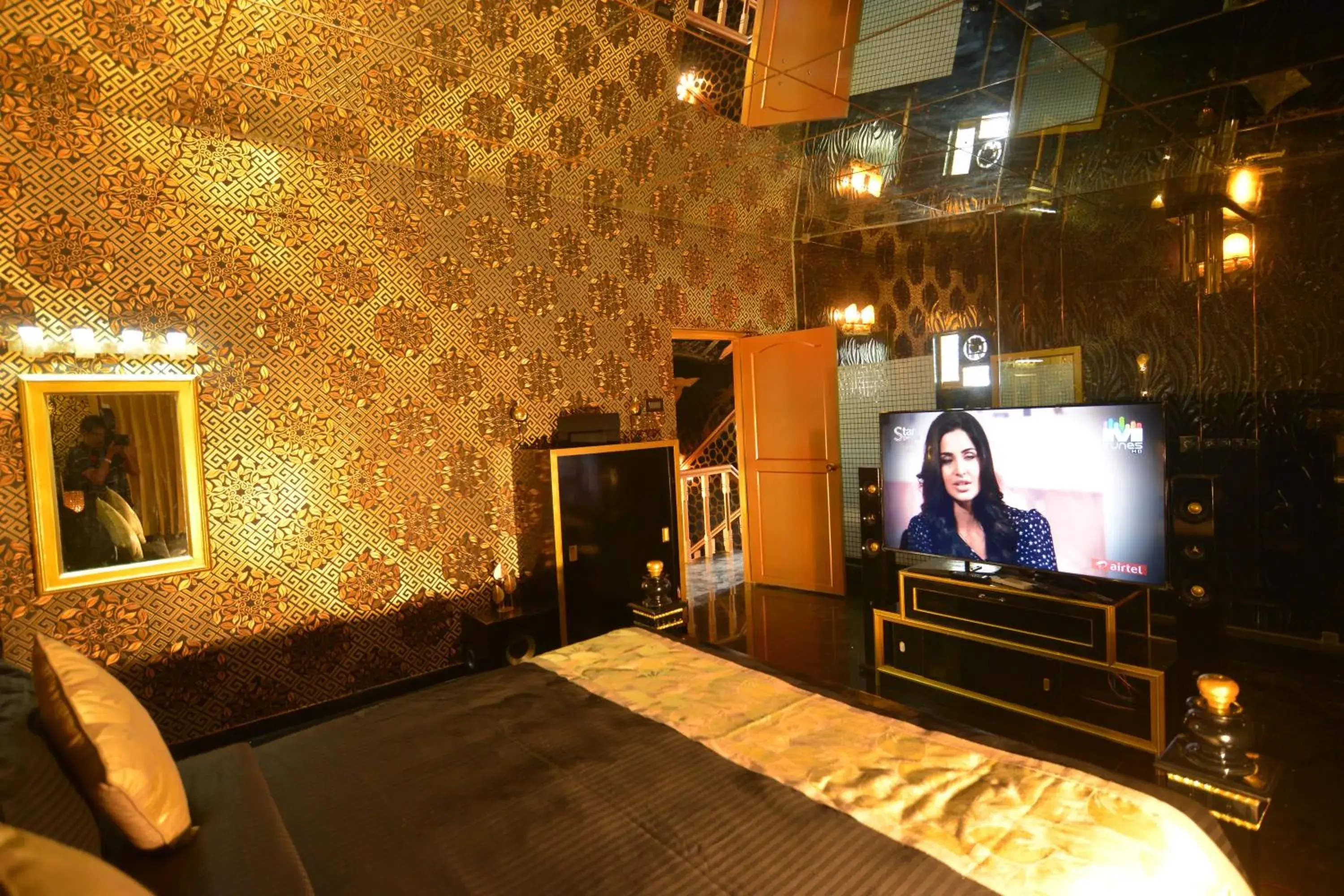 Bedroom, TV/Entertainment Center in Poppys Vista Hotel