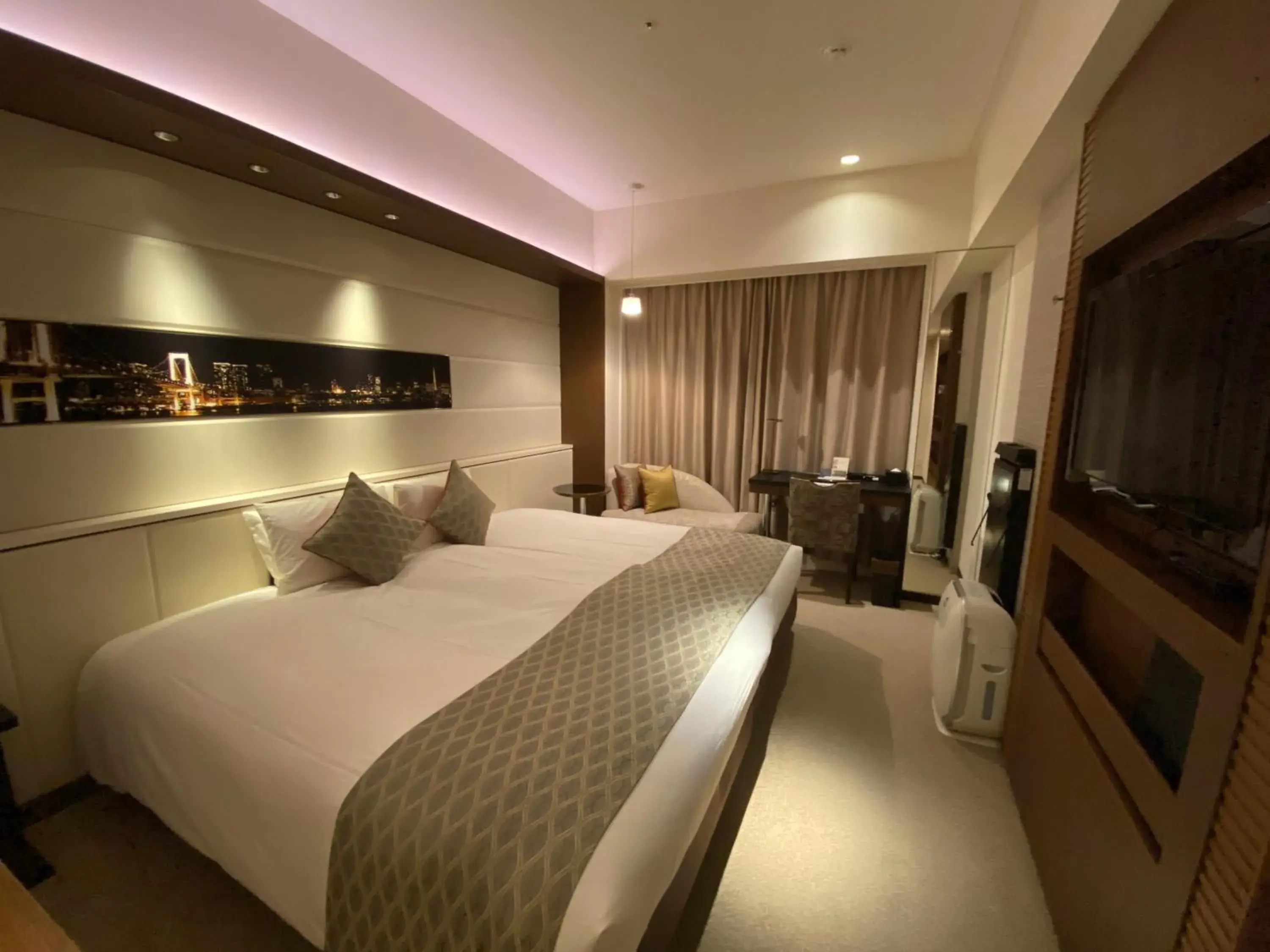 Photo of the whole room, Bed in Solaria Nishitetsu Hotel Ginza