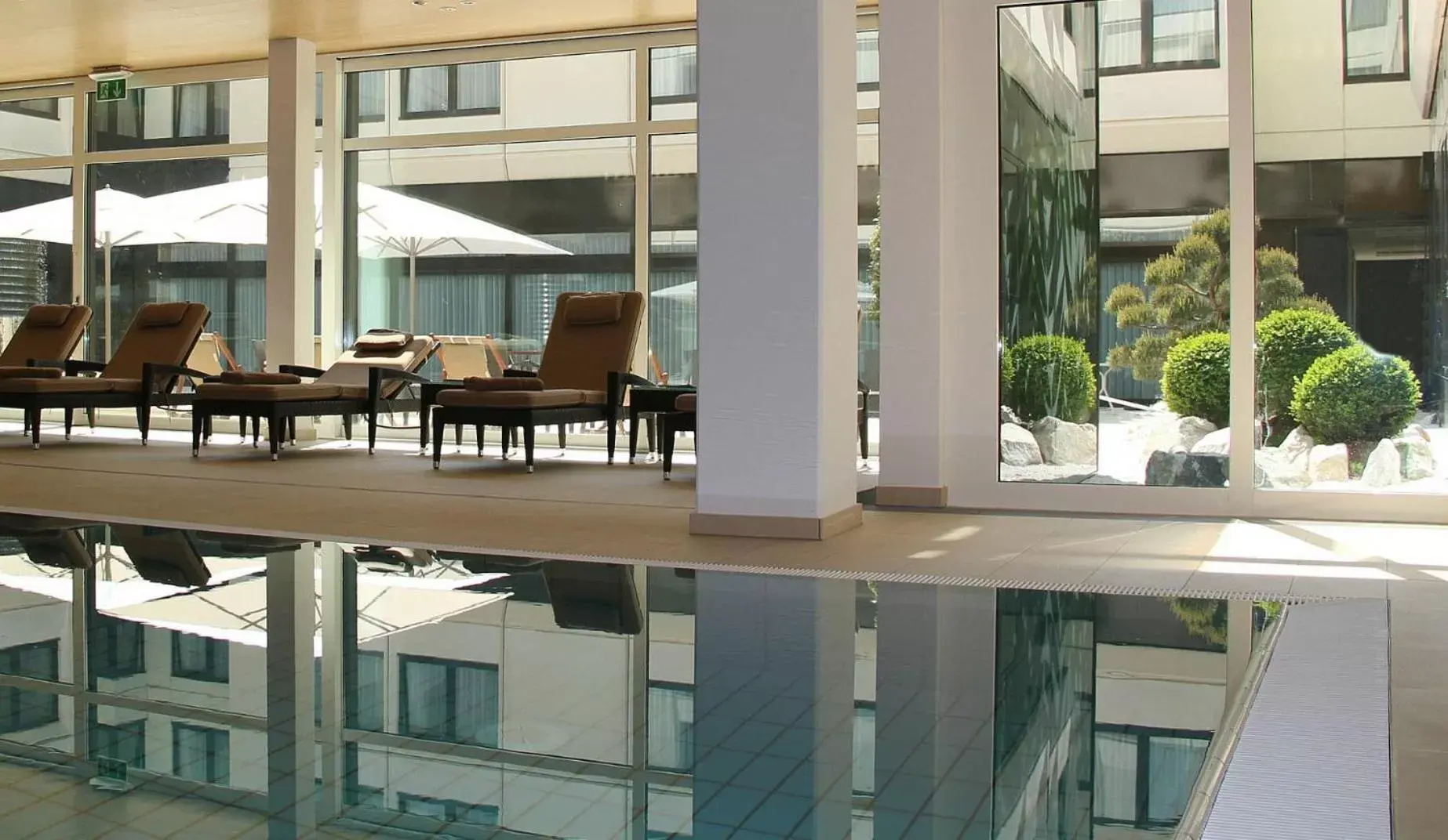 Swimming Pool in Ramada Nuernberg Parkhotel