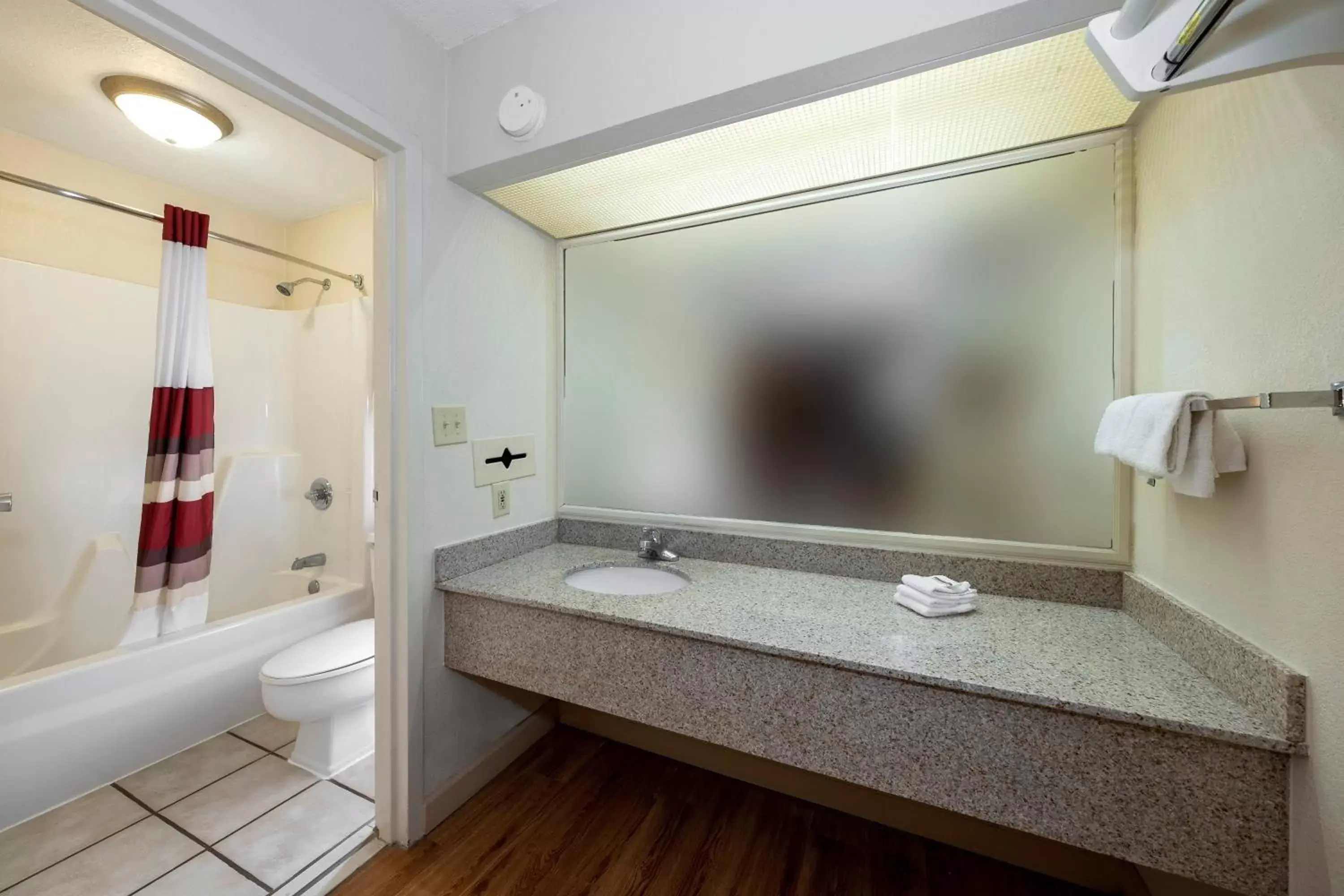 Bathroom in Red Roof Inn & Suites Wytheville