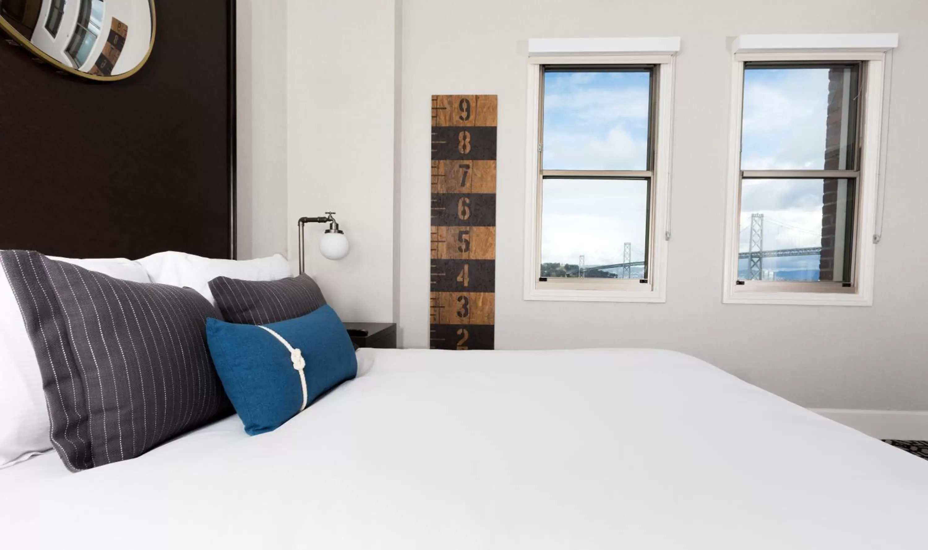 Bedroom, Bed in Harbor Court Hotel