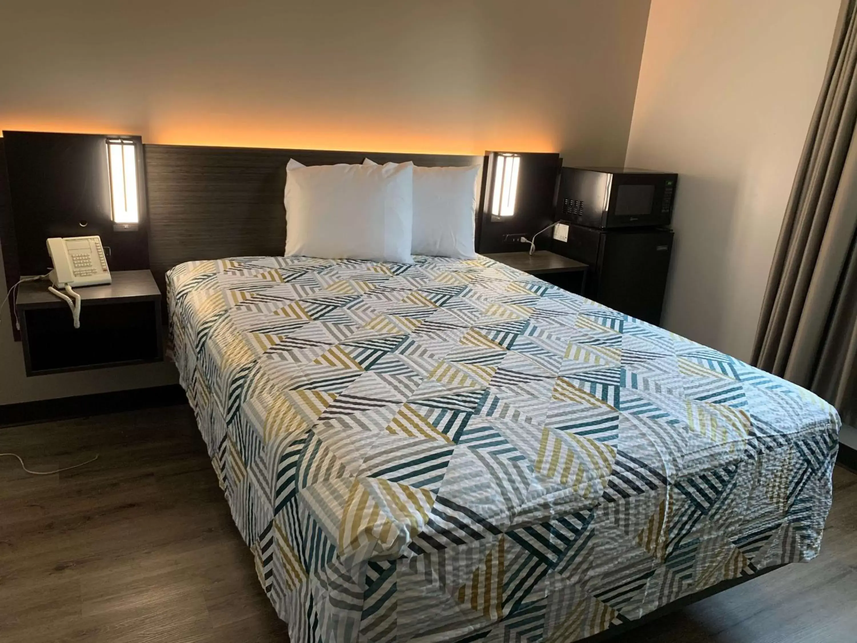 Photo of the whole room, Bed in Studio 6 Rockford Photo of the whole room, Bed in Studio 6 Rockford