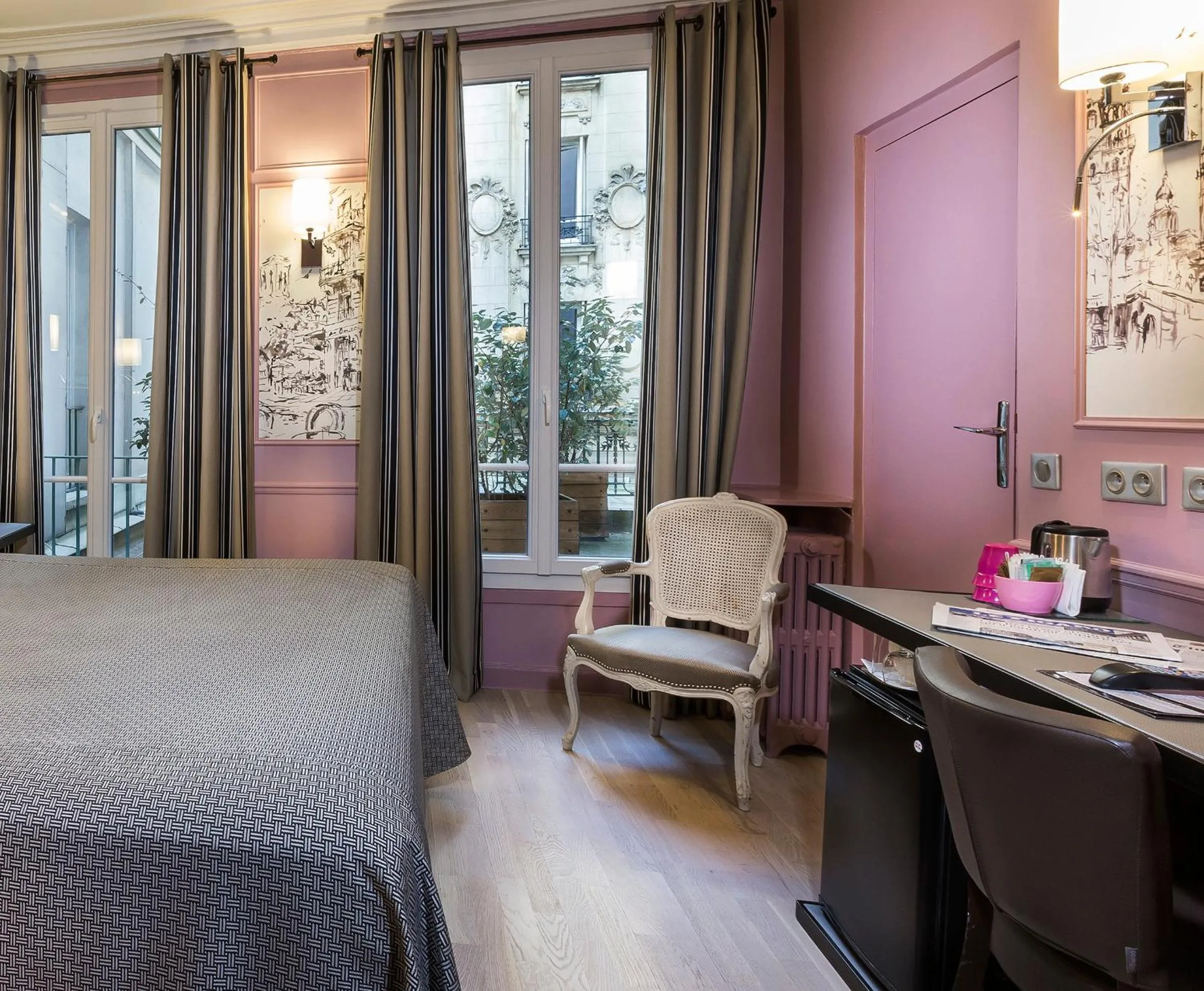 Bed in Hotel Concortel Paris