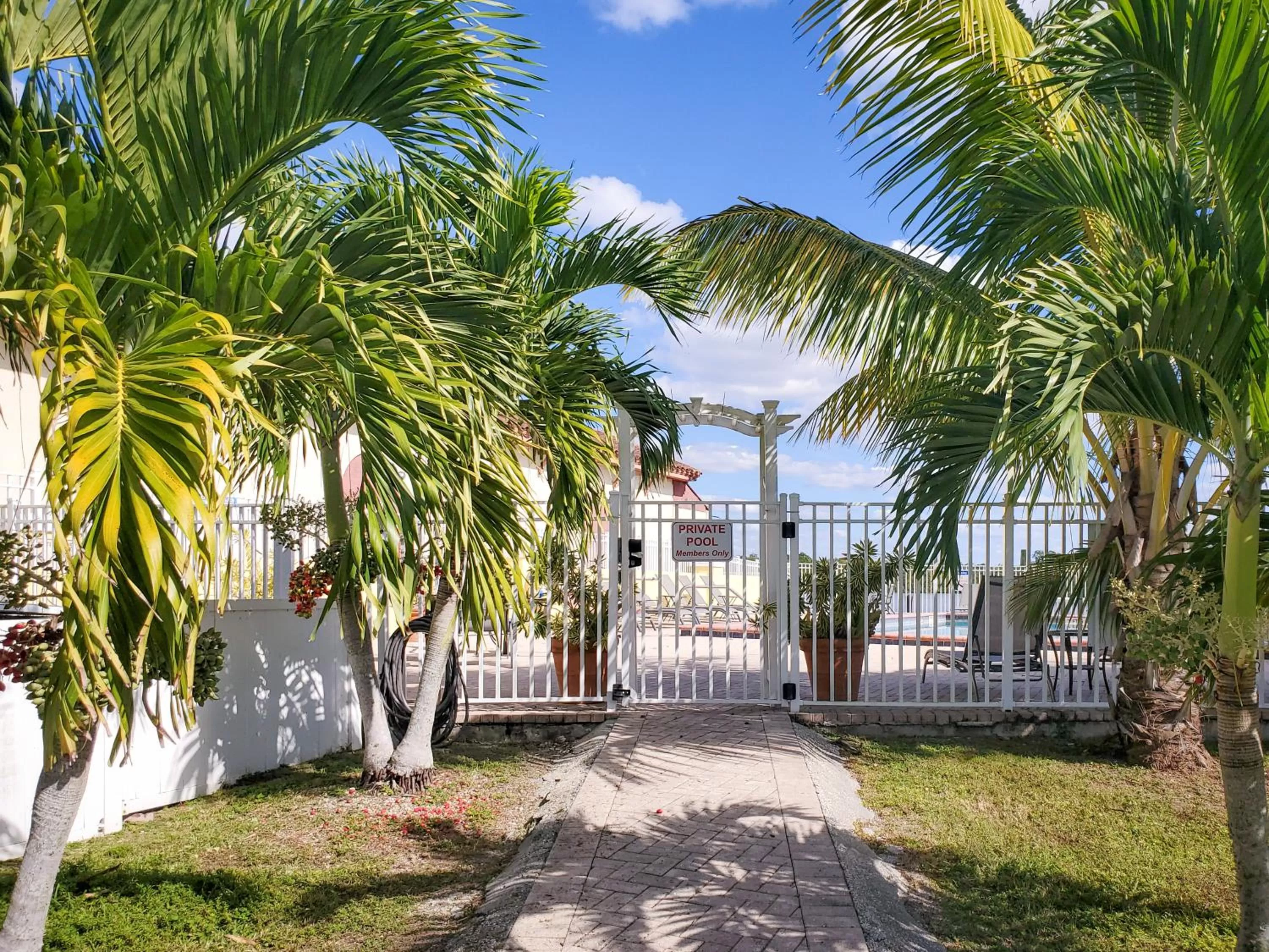 Swimming pool in Captain's Table Hotel by Everglades Adventures