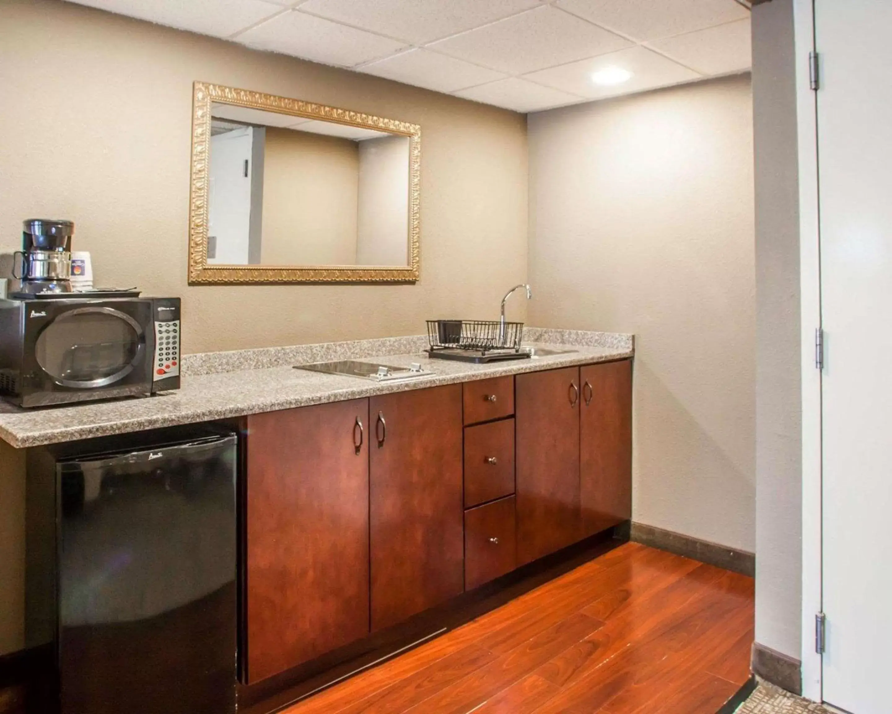 Bedroom, Kitchen/Kitchenette in Quality Inn & Suites Orland Park - Chicago