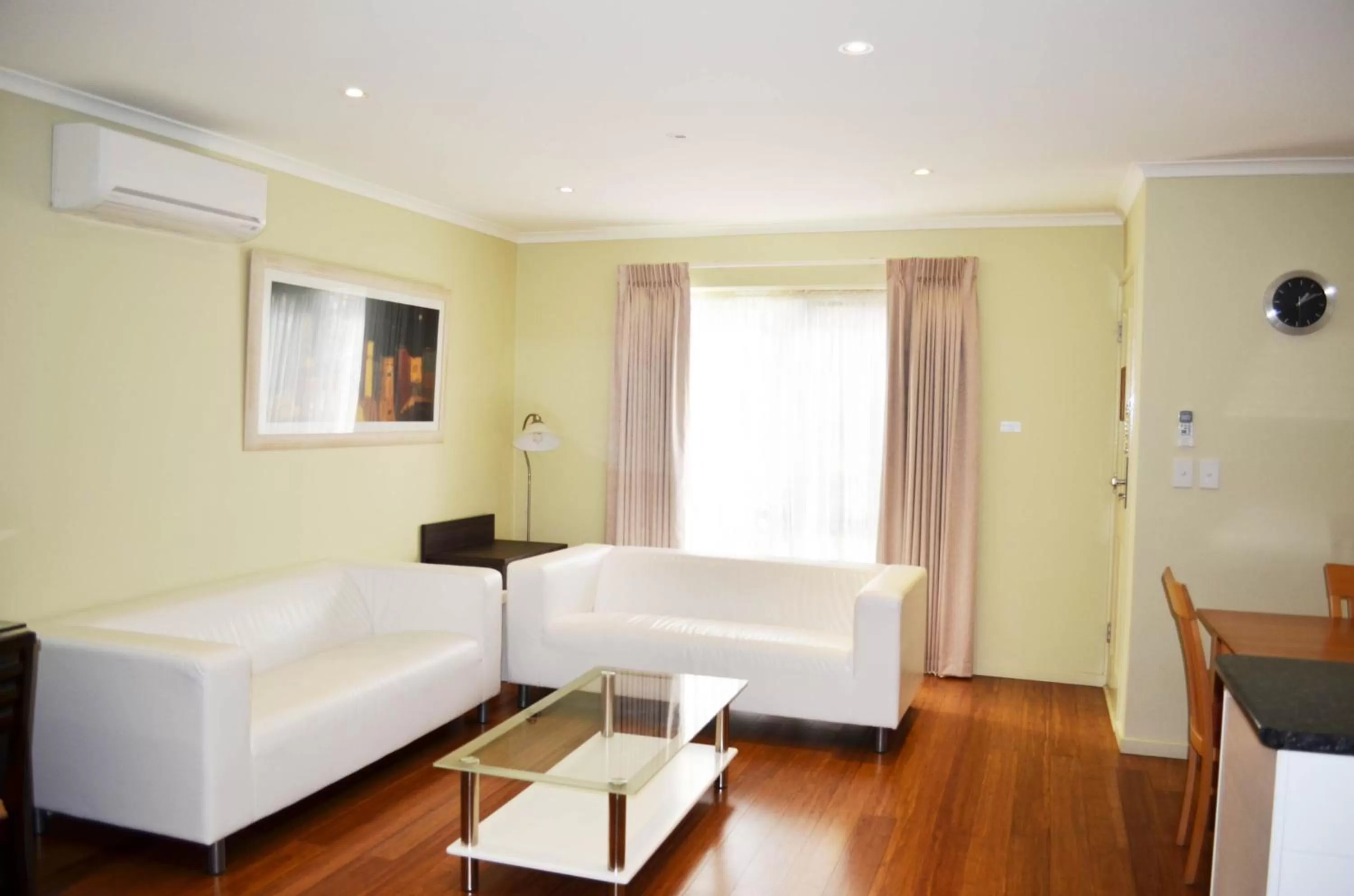 Living room, Bed in Best Western Plus Buckingham International