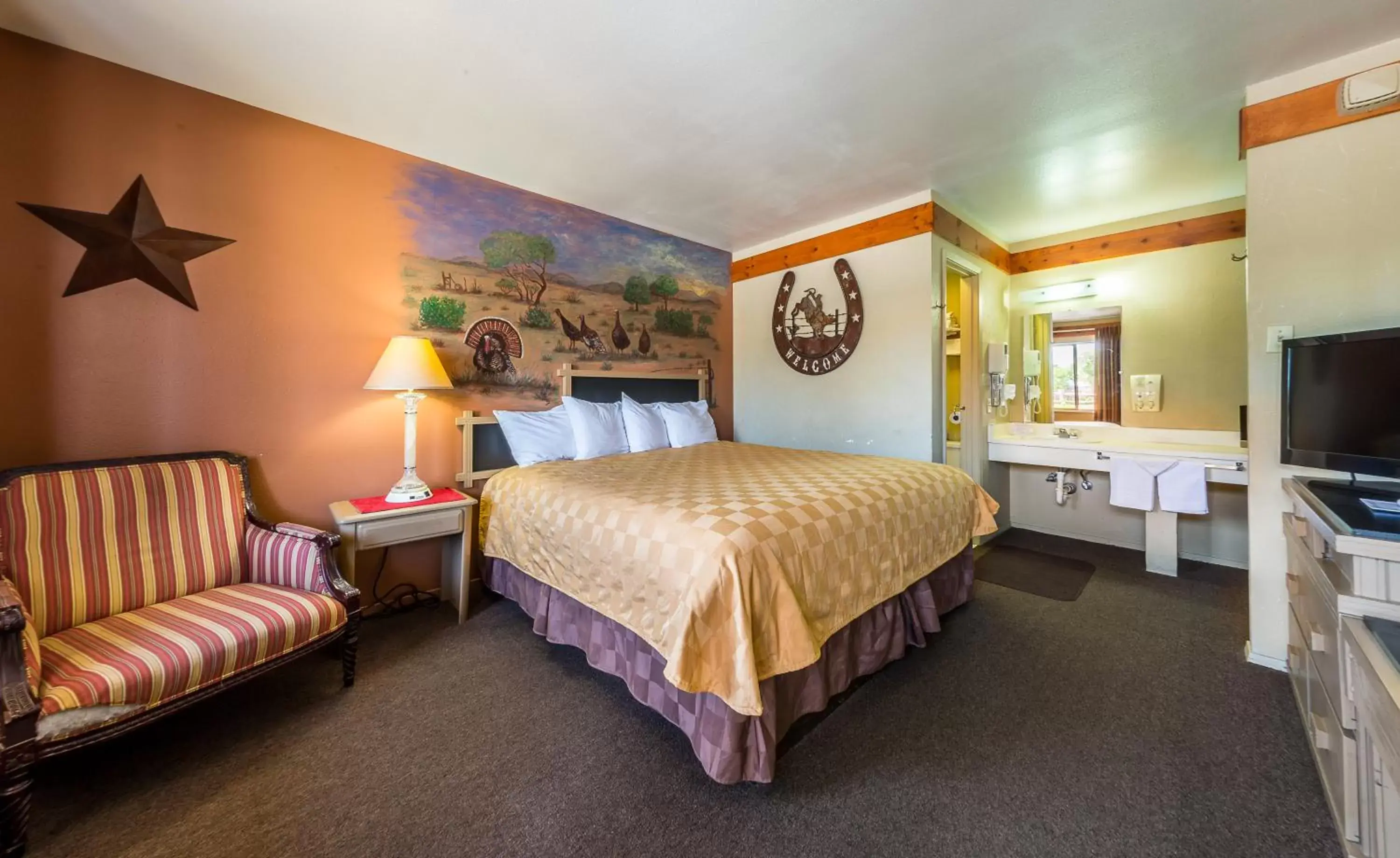 Bedroom, Bed in Americas Best Value Inn - Legend's Inn