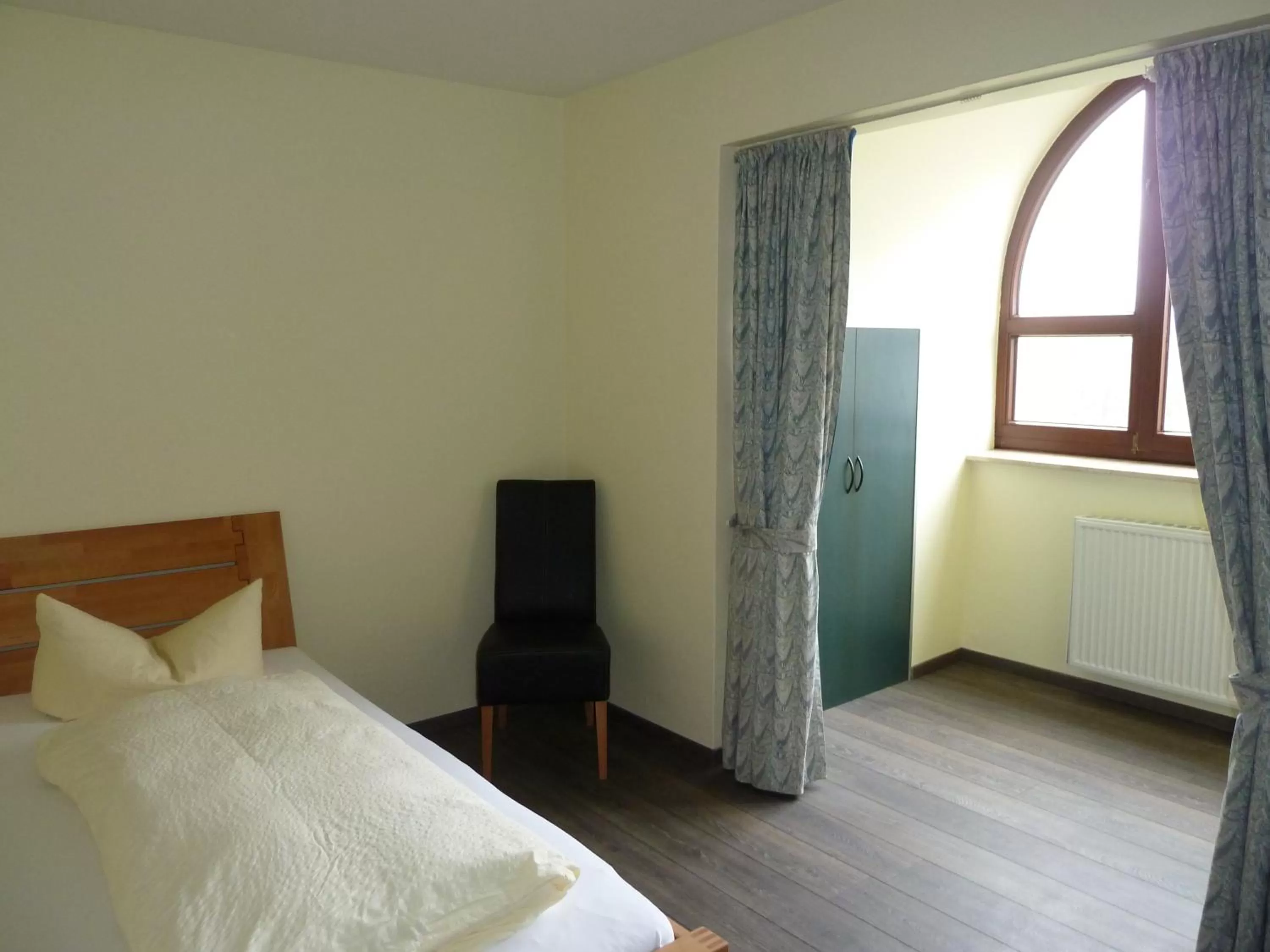 Photo of the whole room, Bed in Hotel am Schloss Broich