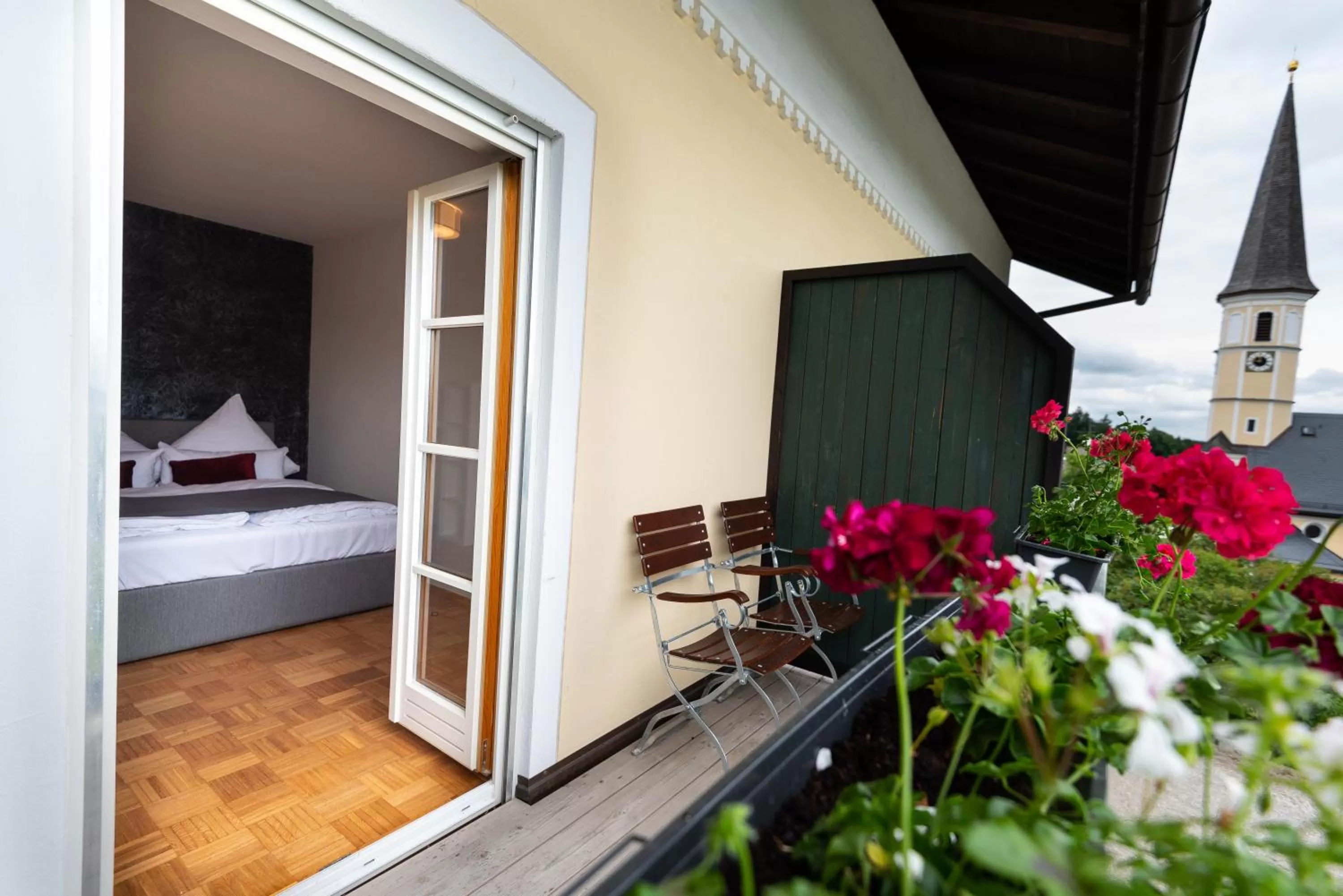 Property building, Bed in Landgasthof Hittenkirchen