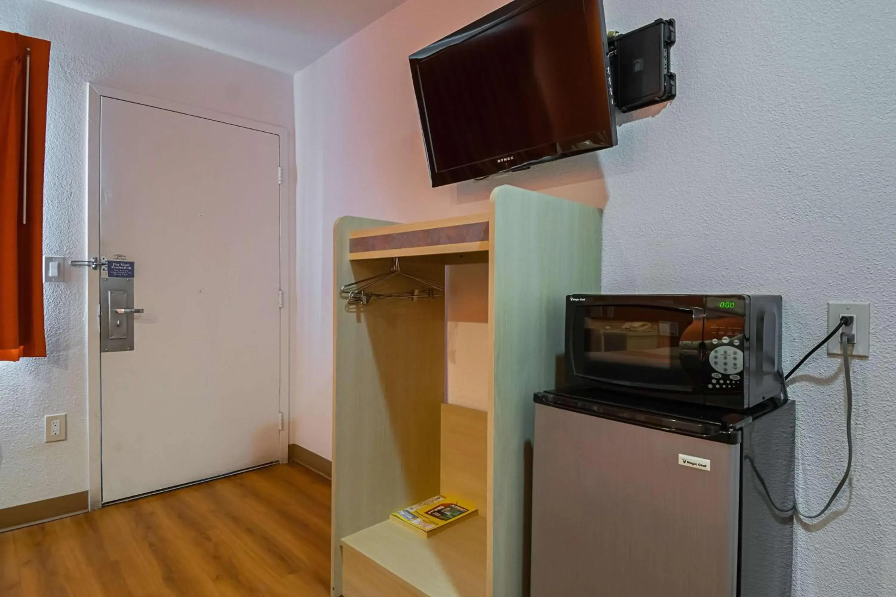 TV and multimedia in Motel 6 Lost Hills / Buttonwillow Racetrack TV and multimedia in Motel 6 Lost Hills / Buttonwillow Racetrack