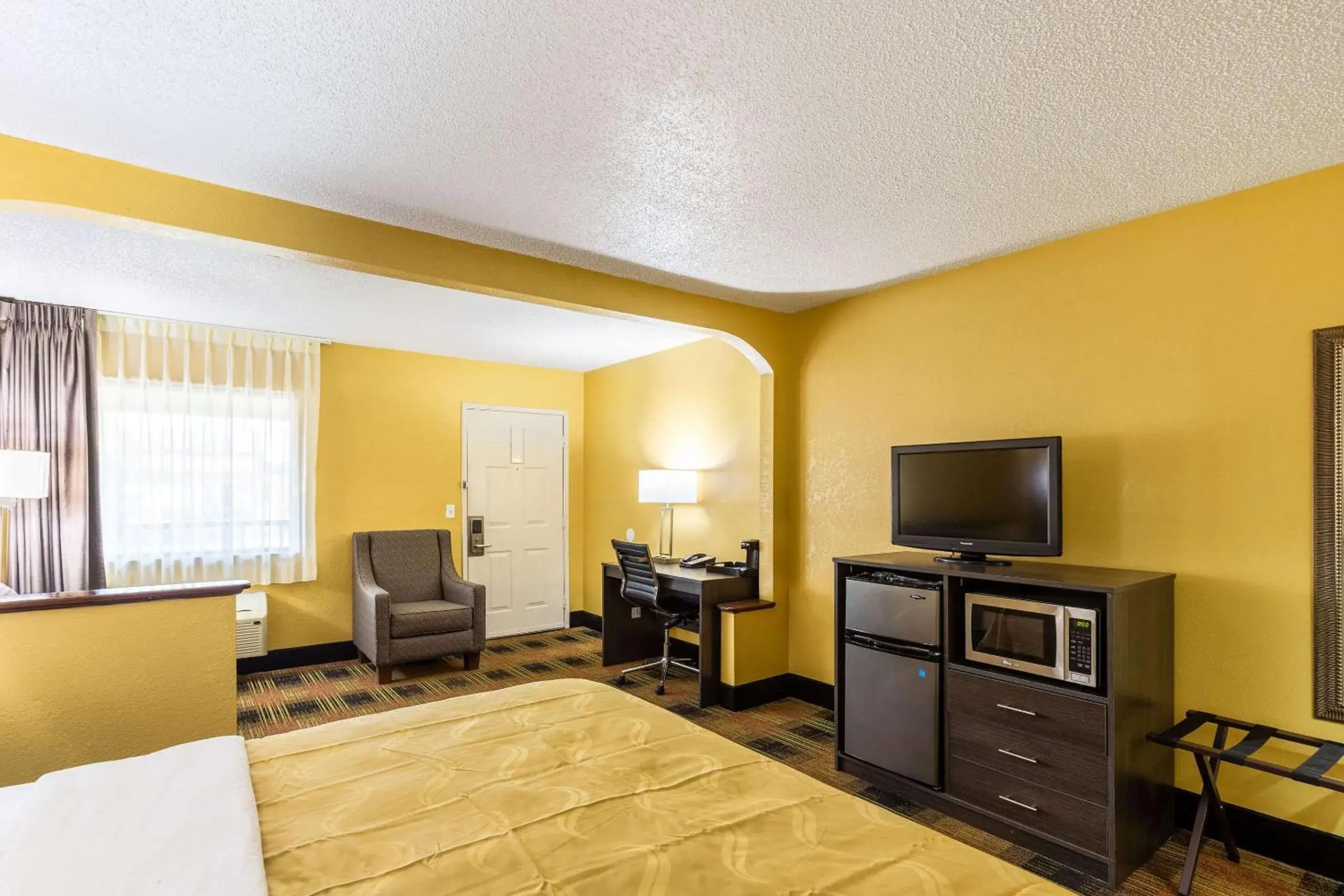 Photo of the whole room, TV/Entertainment Center in Quality Inn Mobile West Tillmans Corner Mobile AL