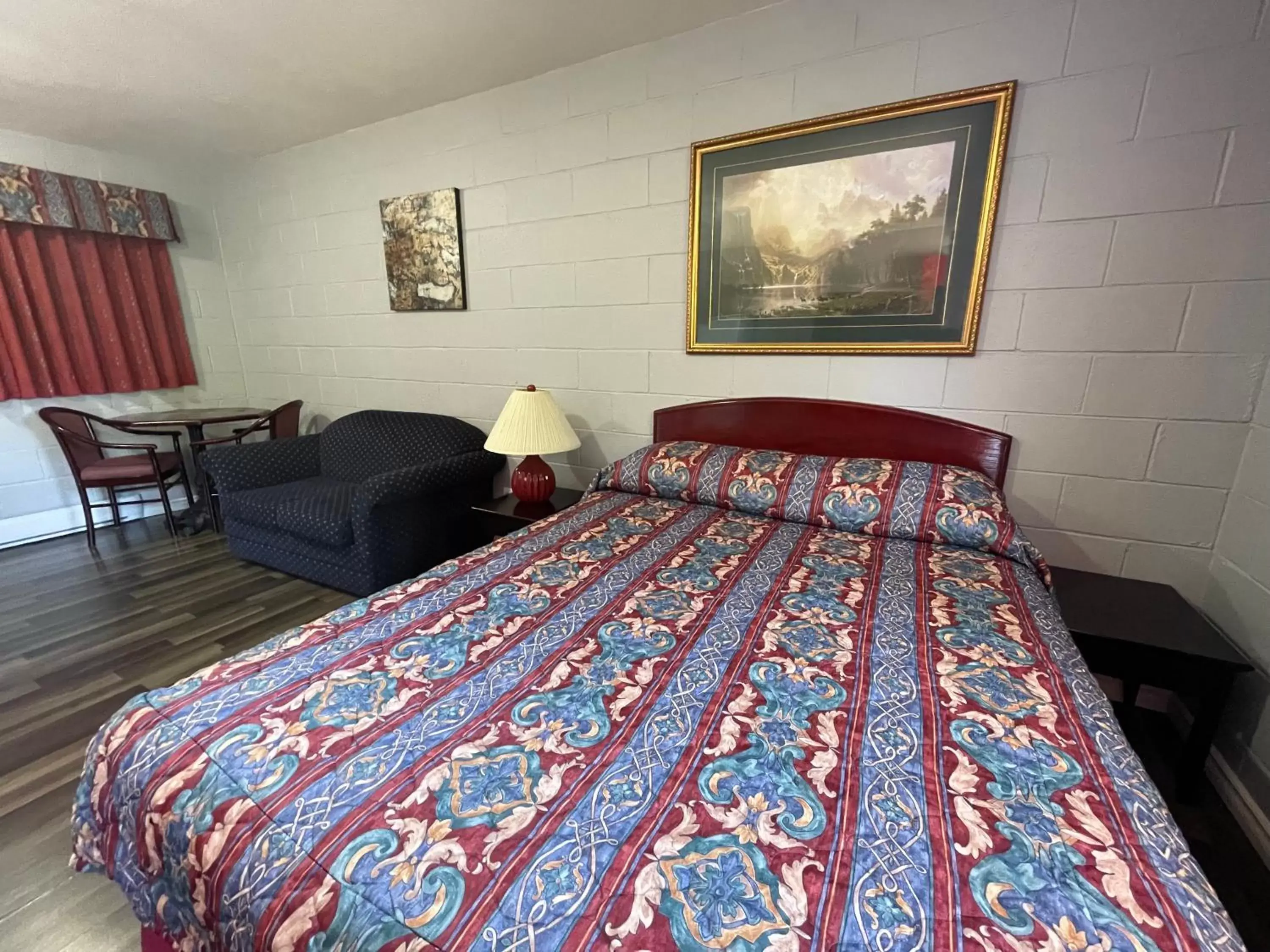 Bed in Arrow Lake Motel