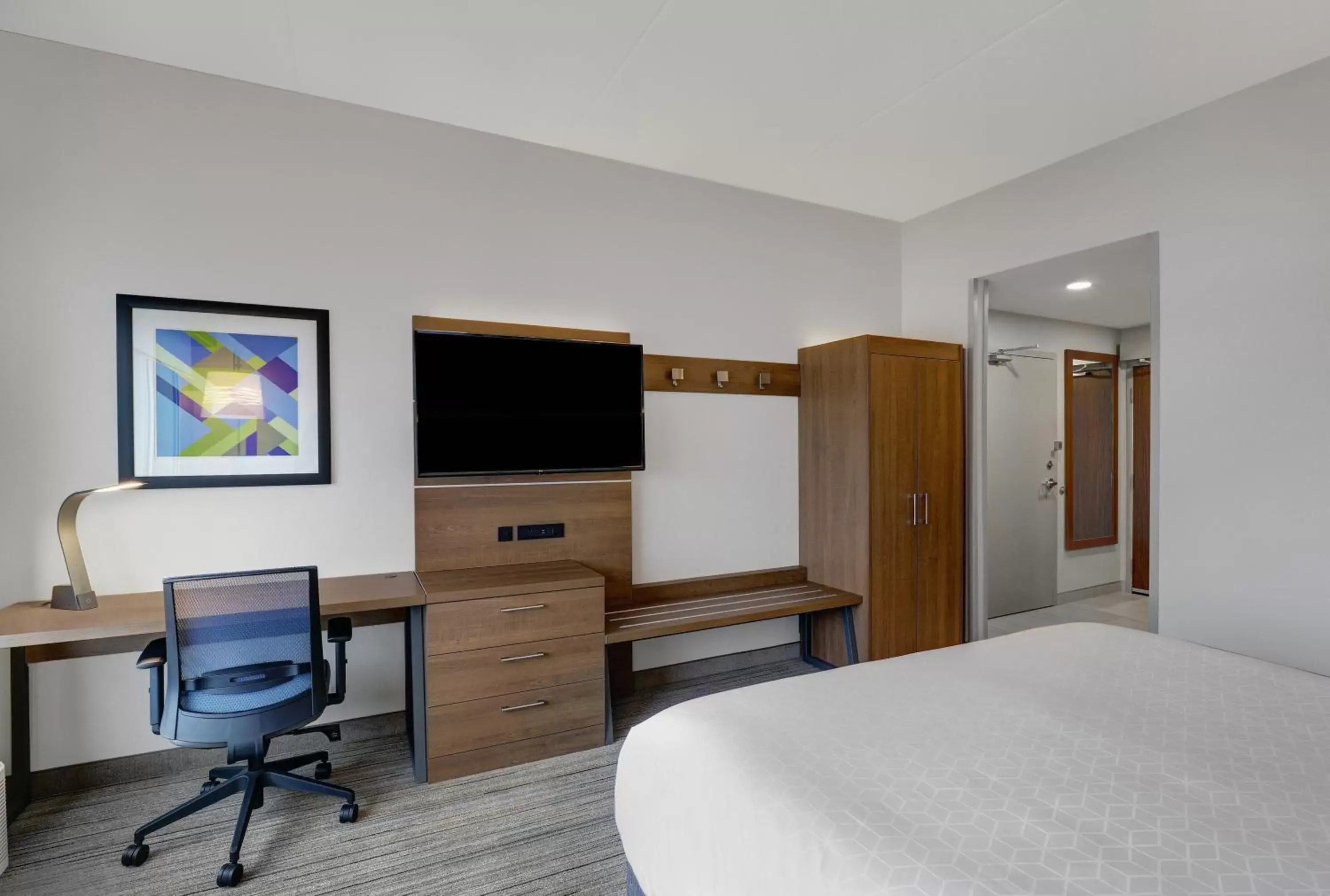 Photo of the whole room, TV/Entertainment Center in Holiday Inn Express & Suites - Collingwood