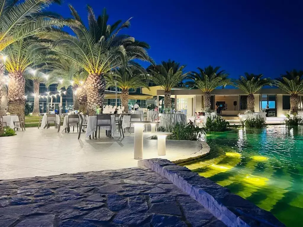 Restaurant/places to eat, Swimming Pool in UNAHOTELS MH Matera