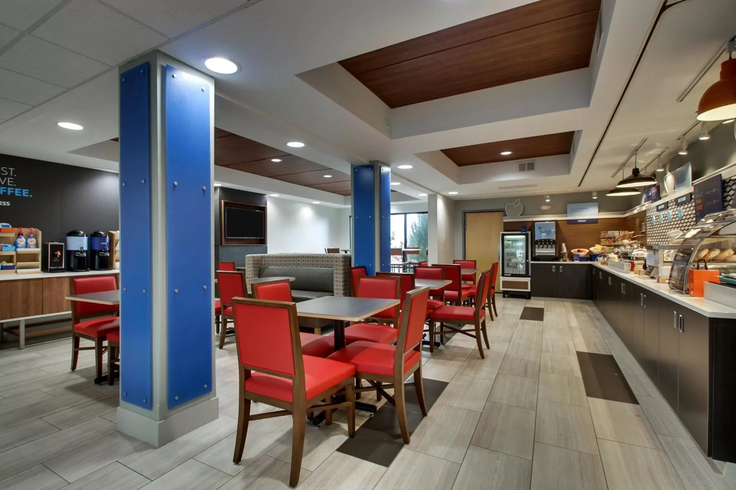 Breakfast, Restaurant/Places to Eat in Holiday Inn Express Hotel & Suites Cedar Rapids I-380 at 33rd Avenue, an IHG Hotel