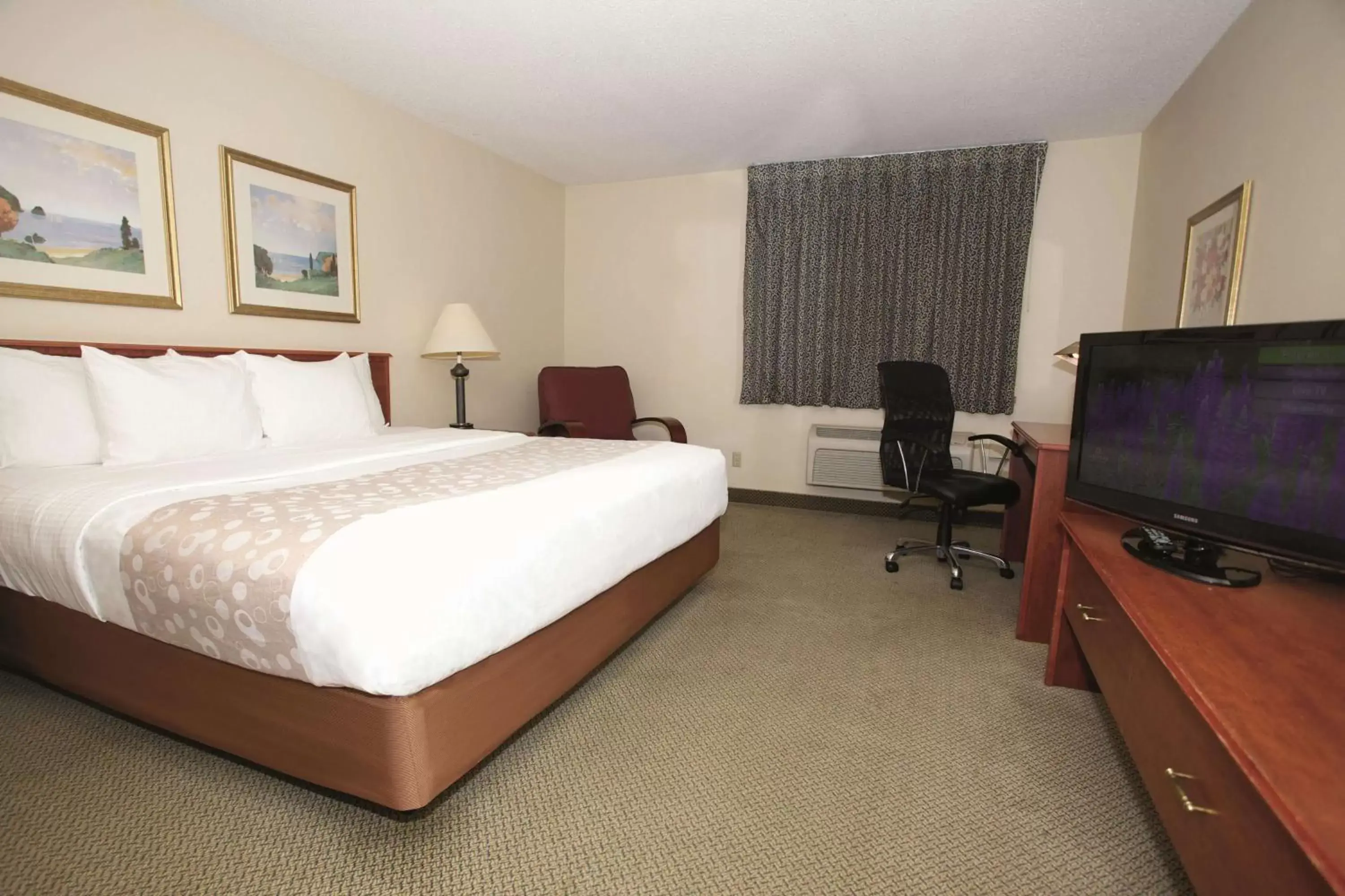 King Room in La Quinta Inn by Wyndham Milwaukee Airport / Oak Creek