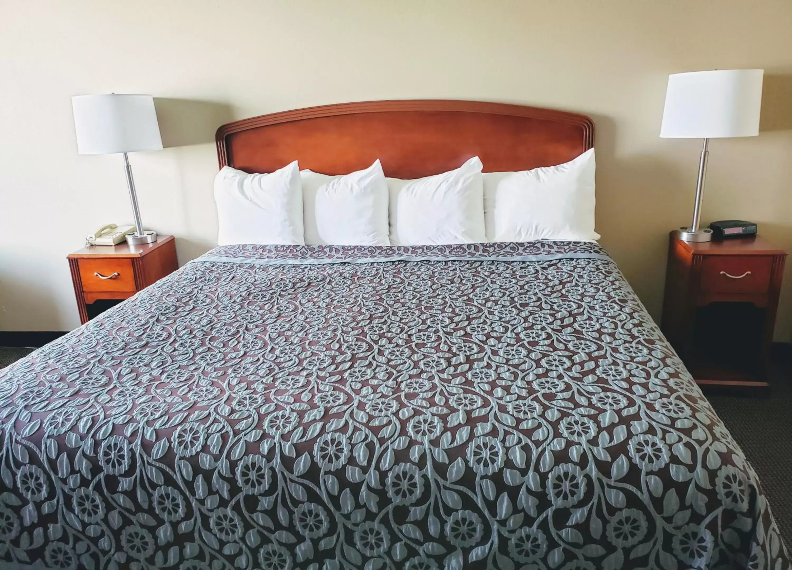 Bed in Days Inn & Suites by Wyndham of Morris