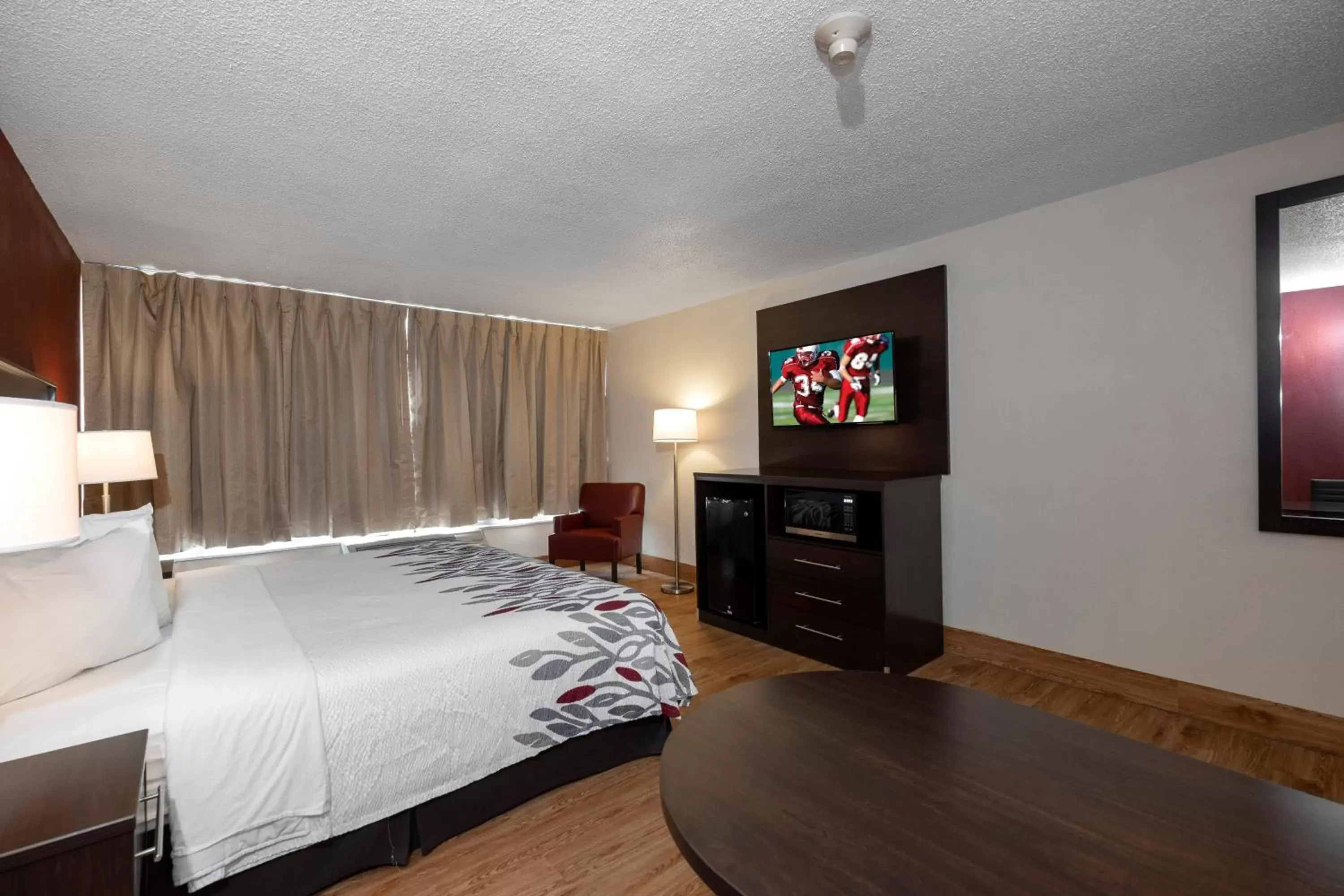 Photo of the whole room, TV/Entertainment Center in Red Roof Inn Marion, VA