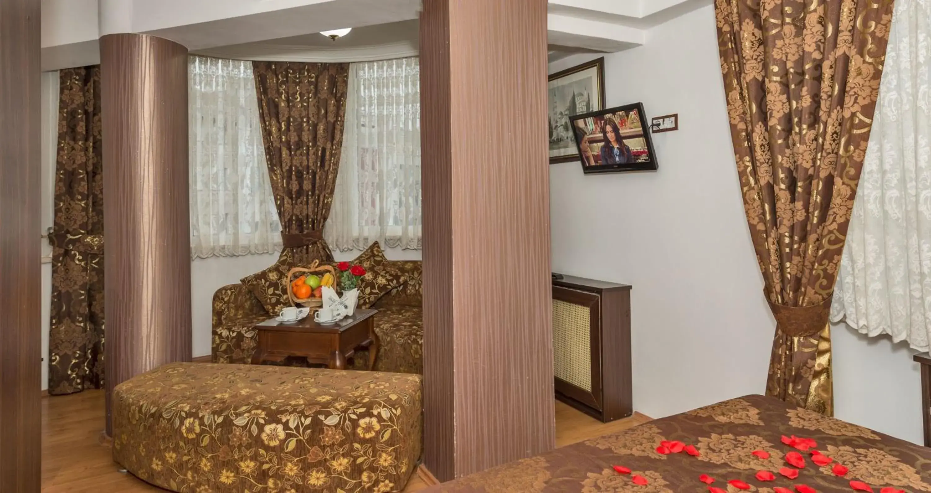 Bed, Seating Area in Kuran Hotel International