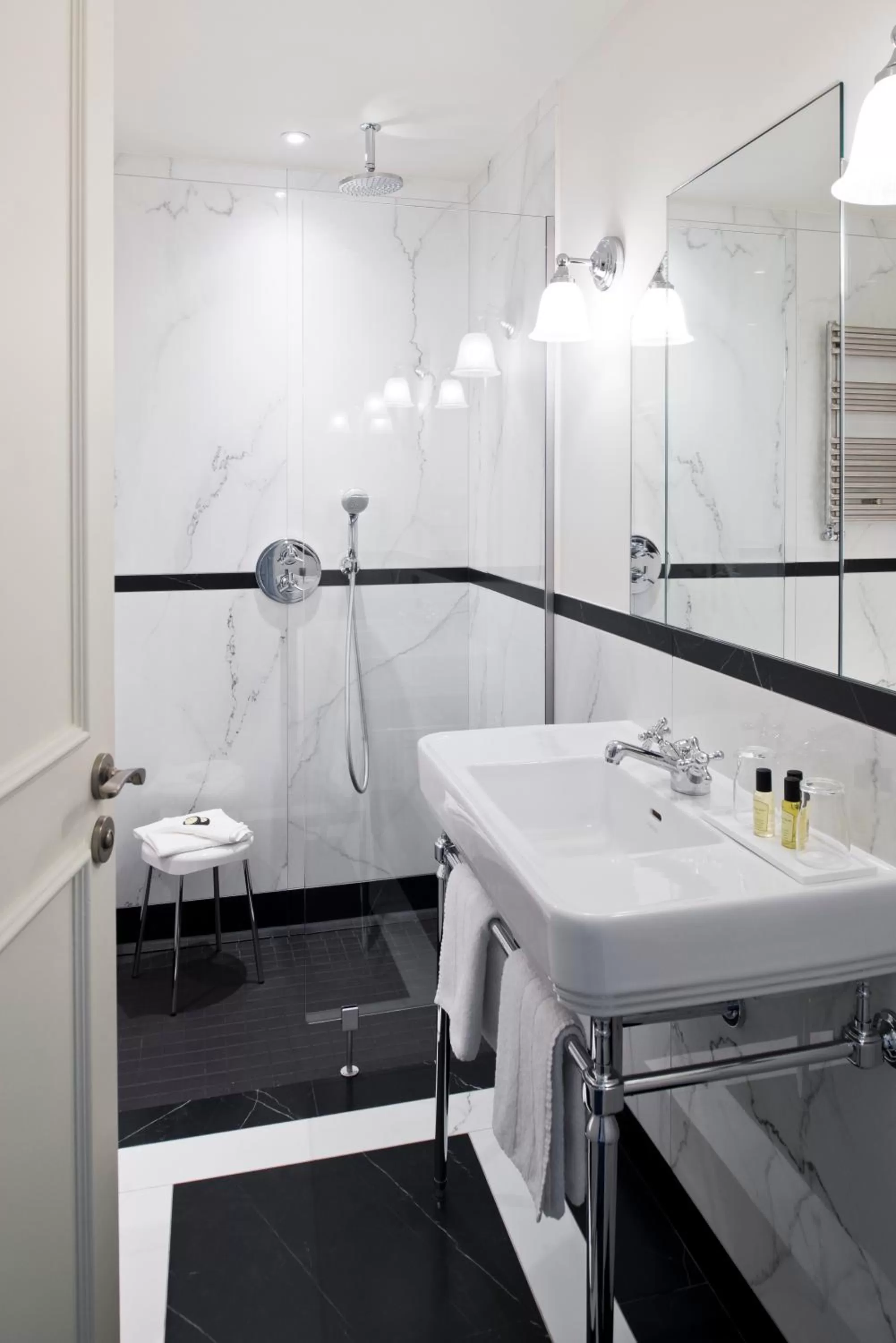 Shower in Hôtel Saint-Pétersbourg Opéra & Spa