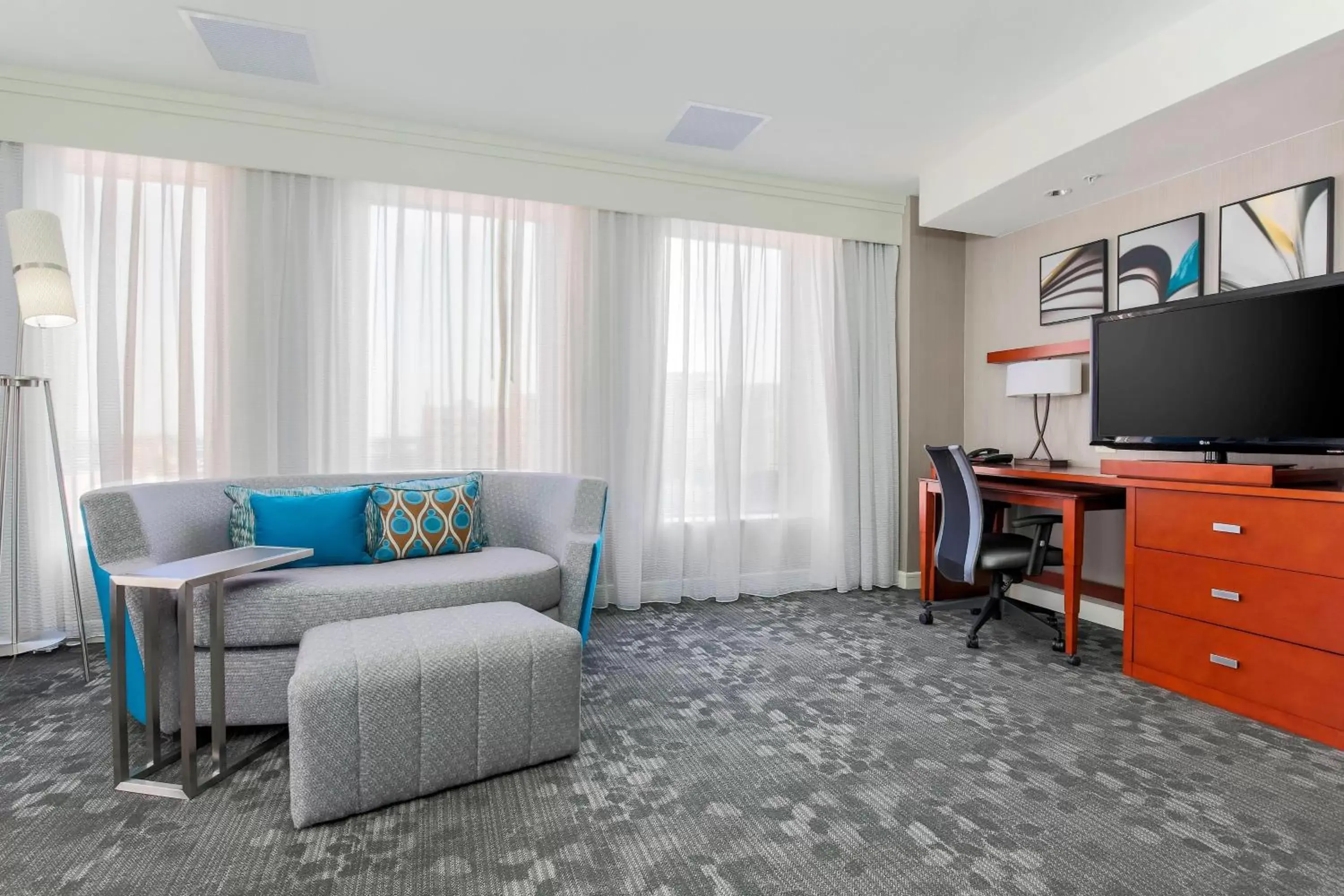 Living room, Seating Area in Courtyard by Marriott Amarillo Downtown