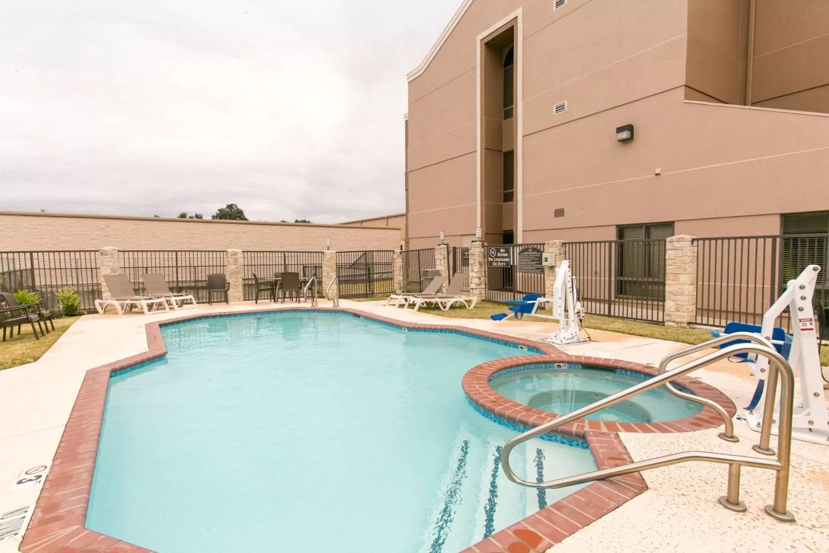 On site, Swimming Pool in Comfort Suites Austin NW Lakeline