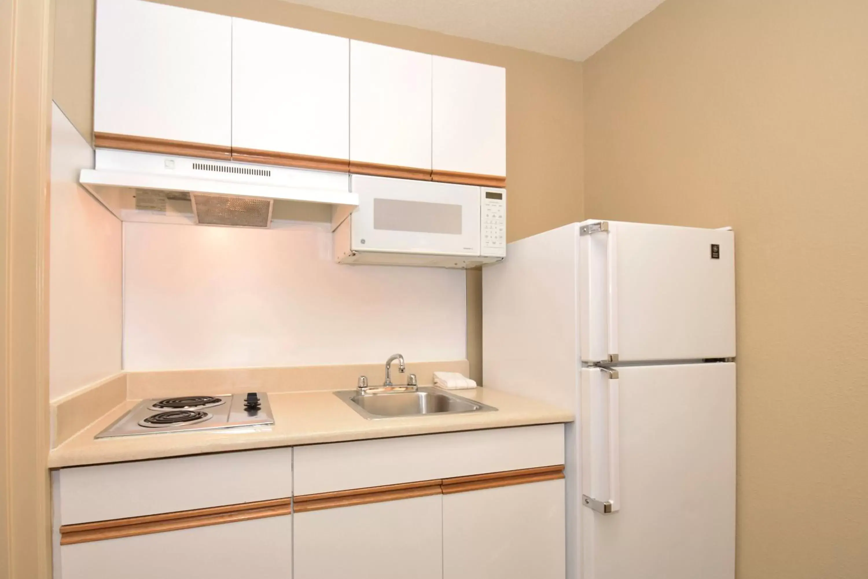 Kitchen or kitchenette, Kitchen/Kitchenette in Extended Stay America Suites - Jacksonville - Southside - St Johns Towne Ctr