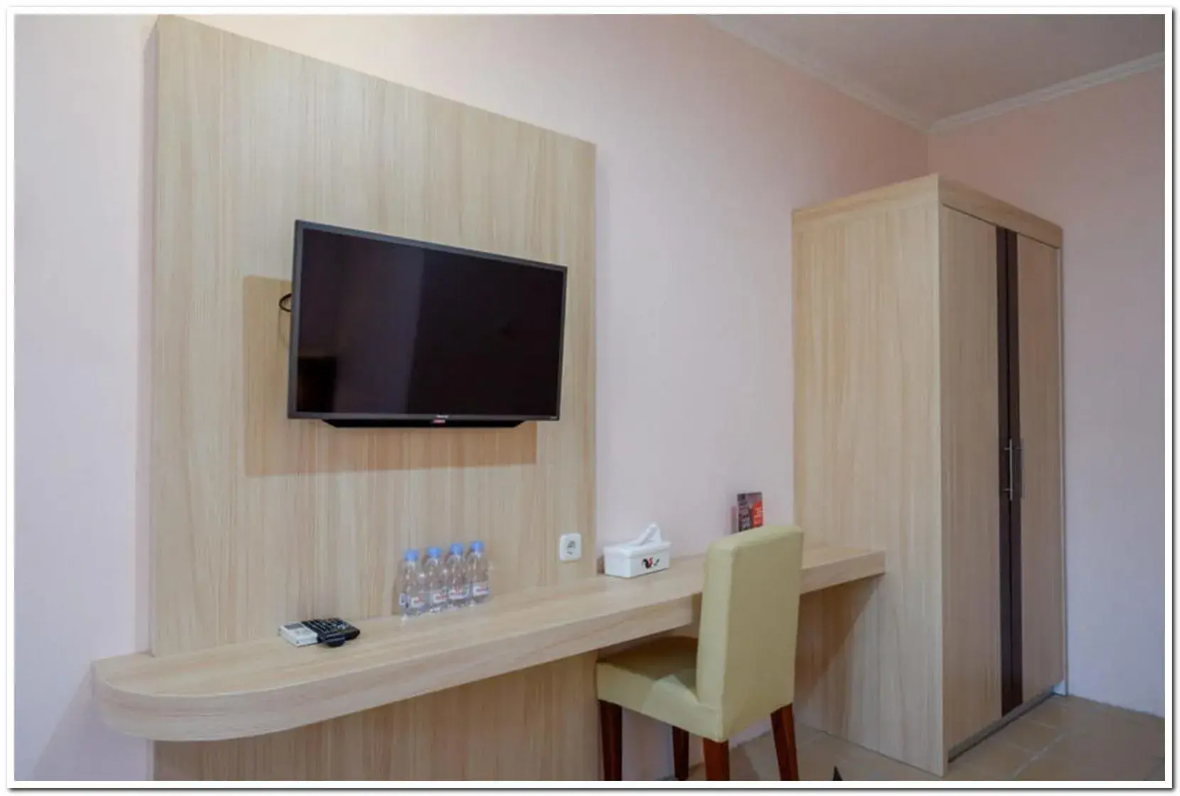 Bedroom, TV/Entertainment Center in RedDoorz near Gejayan 3