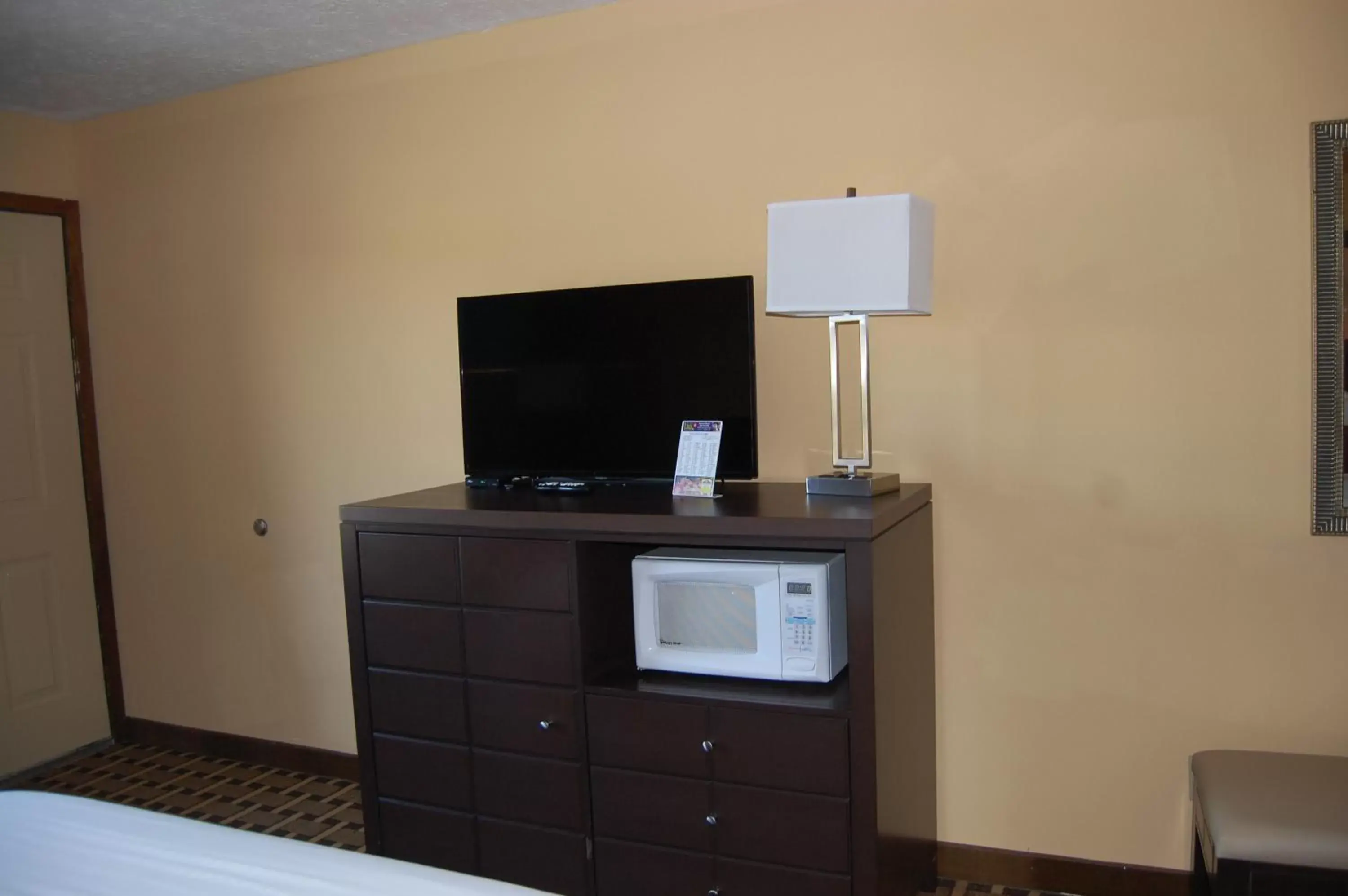 Photo of the whole room, TV/Entertainment Center in Vacation Lodge