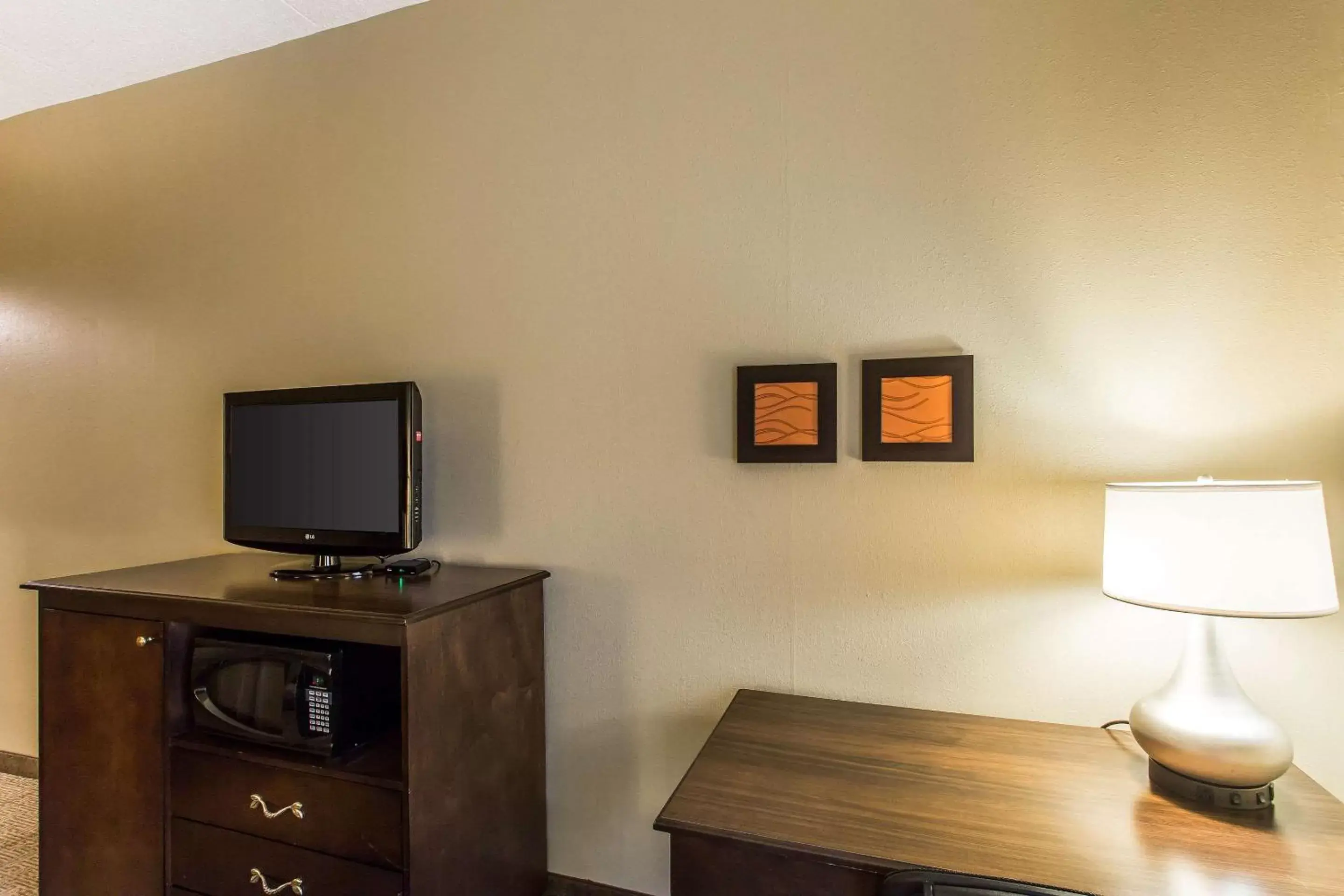 Photo of the whole room, TV/Entertainment Center in Comfort Inn & Suites Cookeville