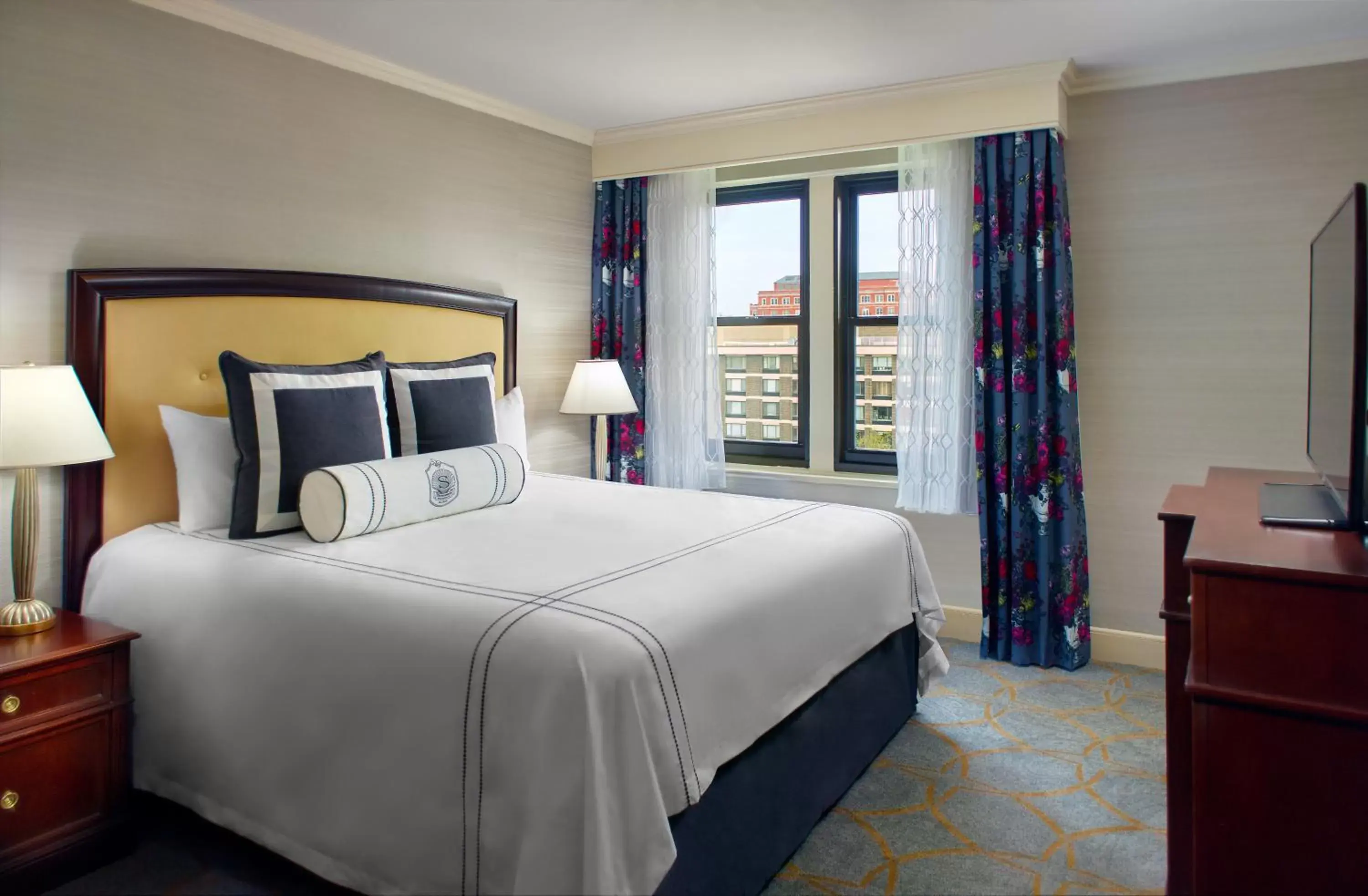 Classic Suite - 1 King Bed in Omni Shoreham Hotel