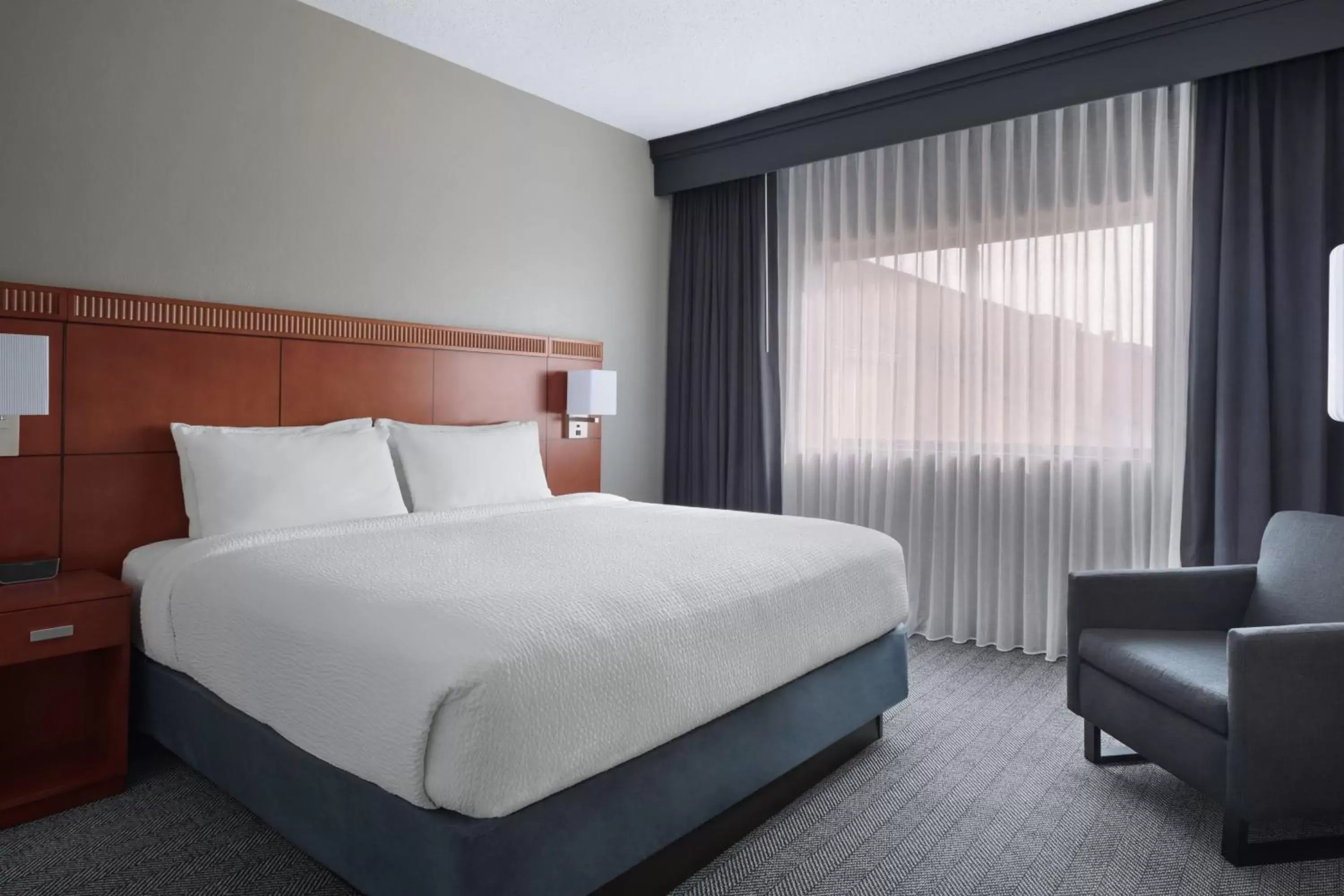 Photo of the whole room, Bed in Courtyard by Marriott New Carrollton Landover