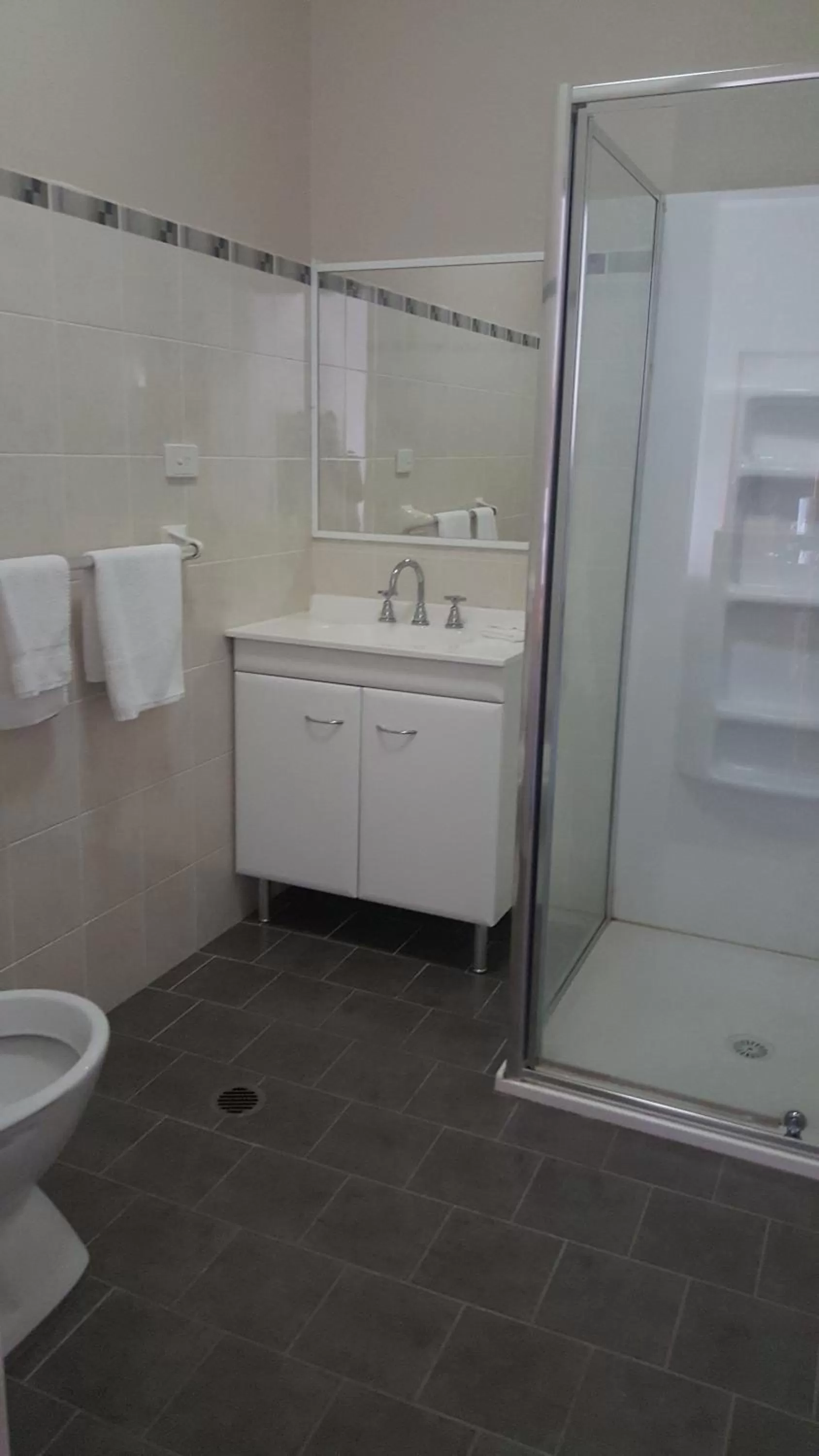 Bathroom in Gardners Inn Hotel