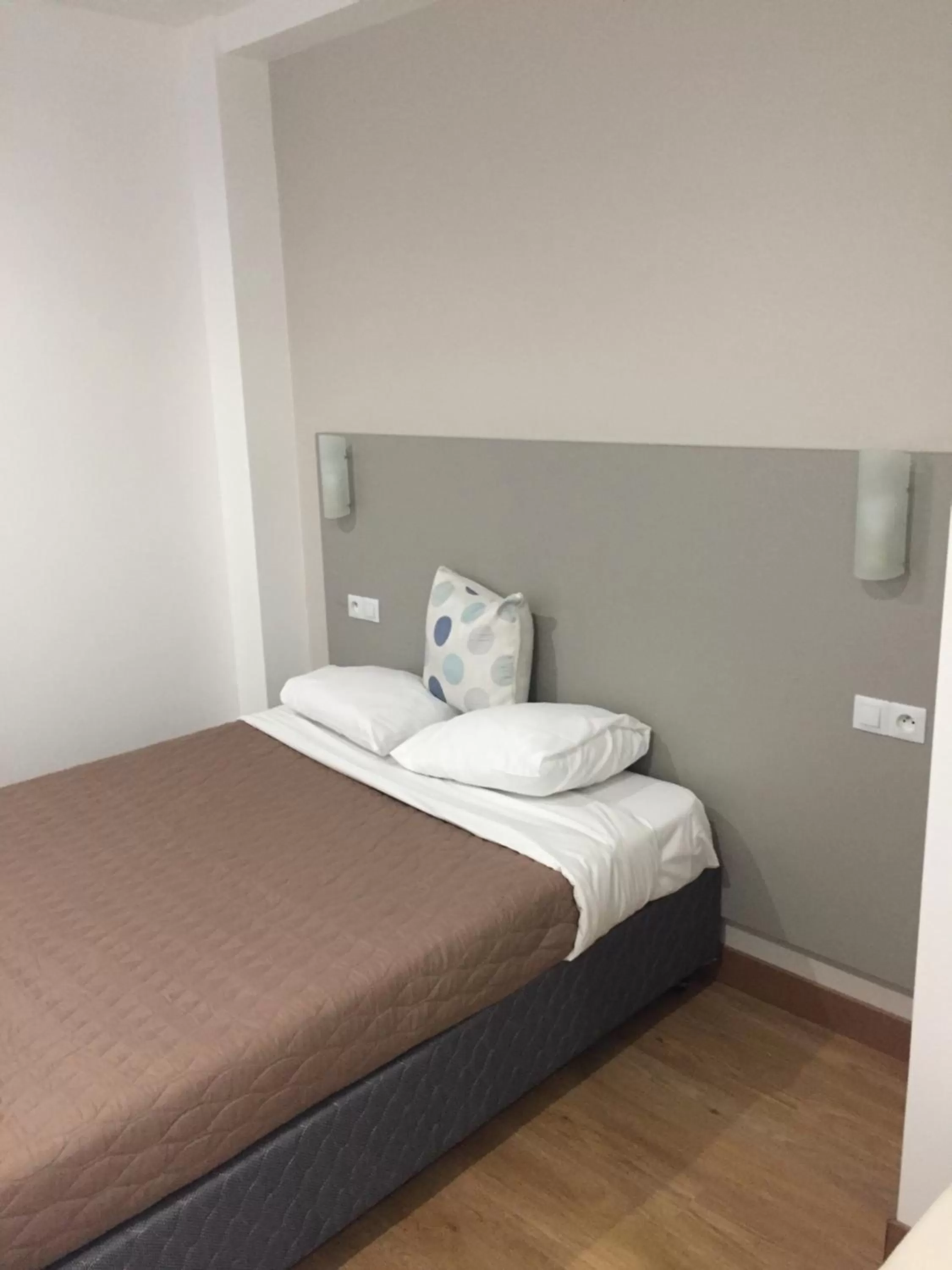 Bed in Hôtel des Arcades