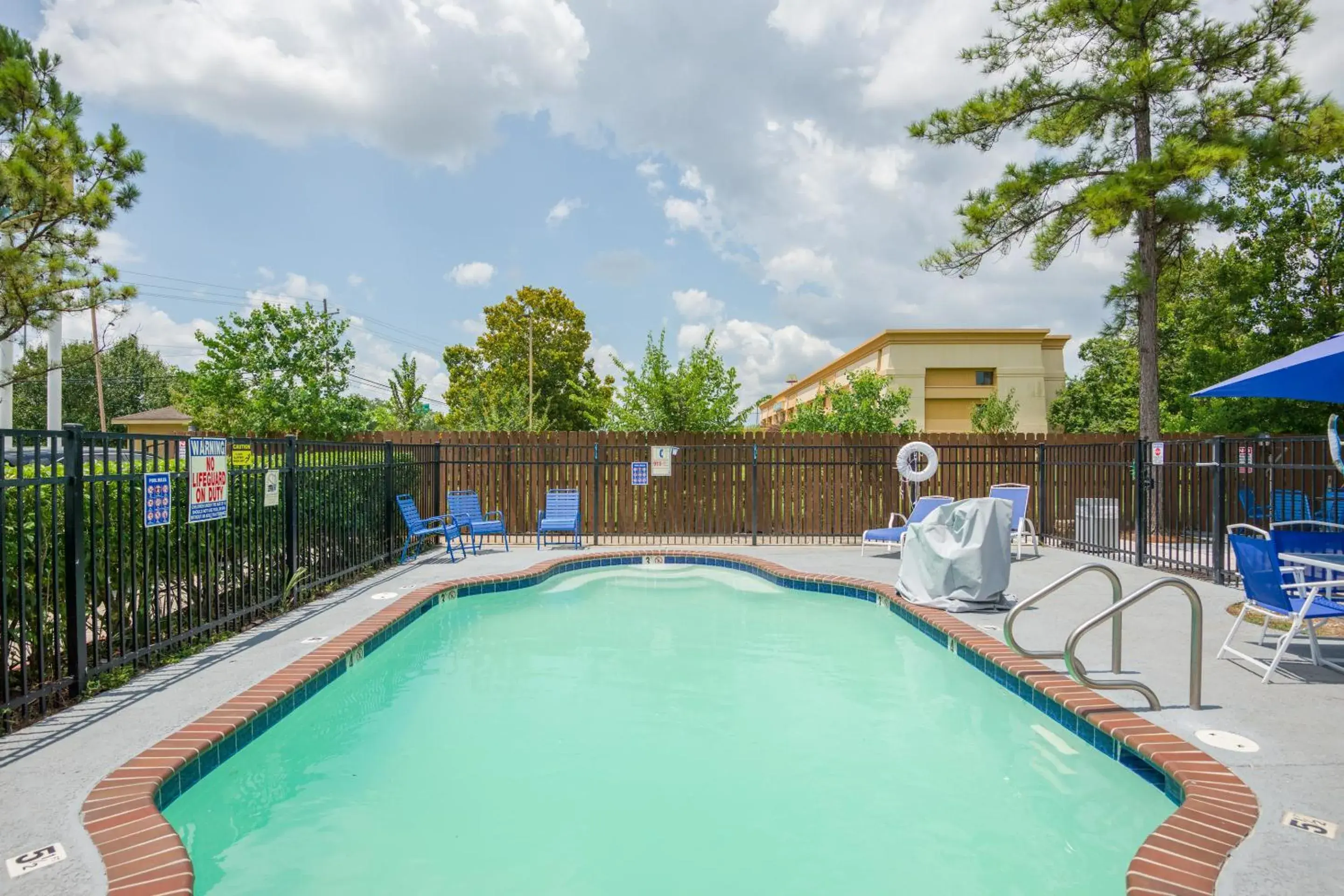 Swimming Pool in Trident Inn & Suites, Baton Rouge