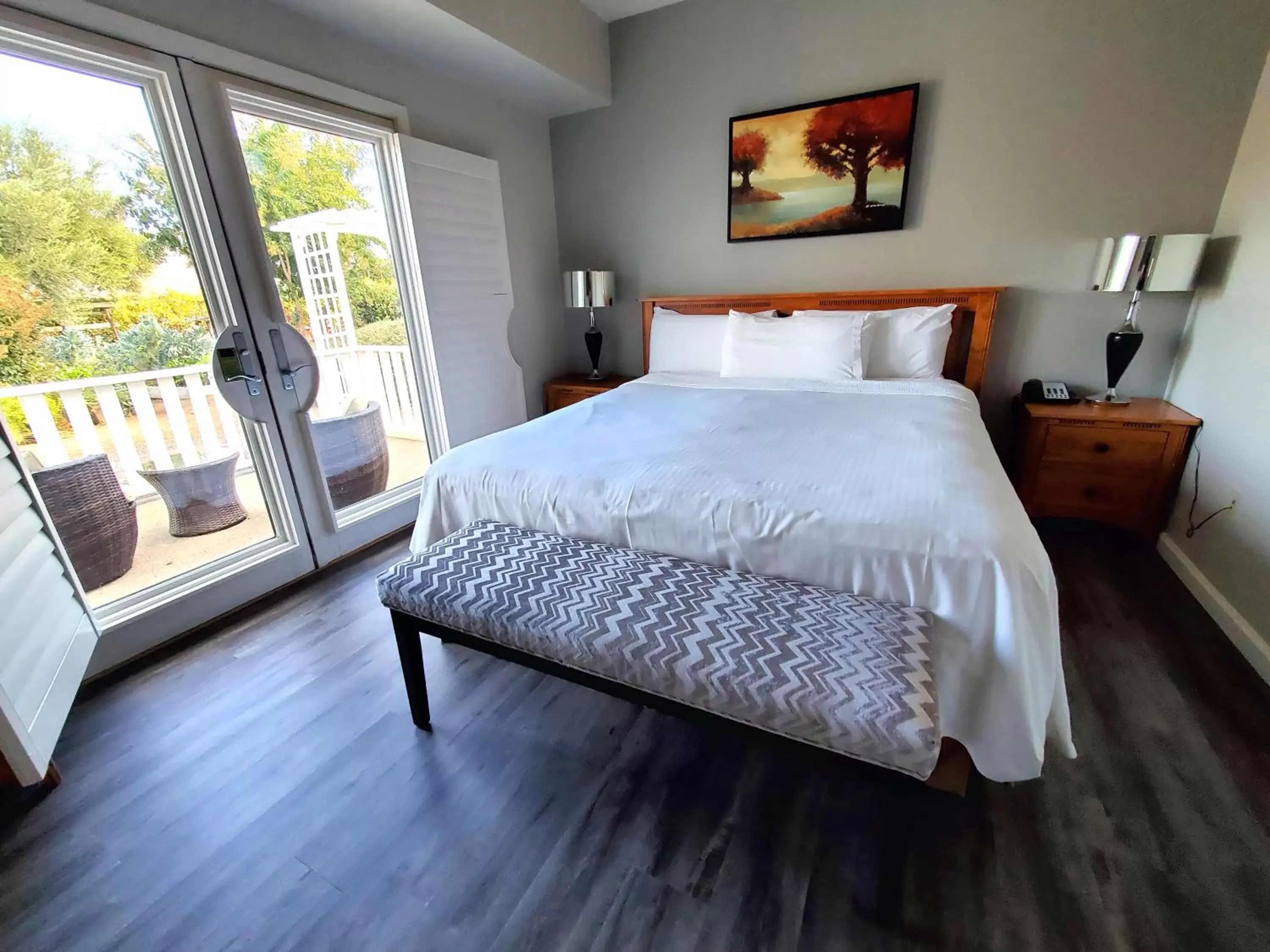 Garden view, Bed in Geyserville Inn Garden view, Bed in Geyserville Inn