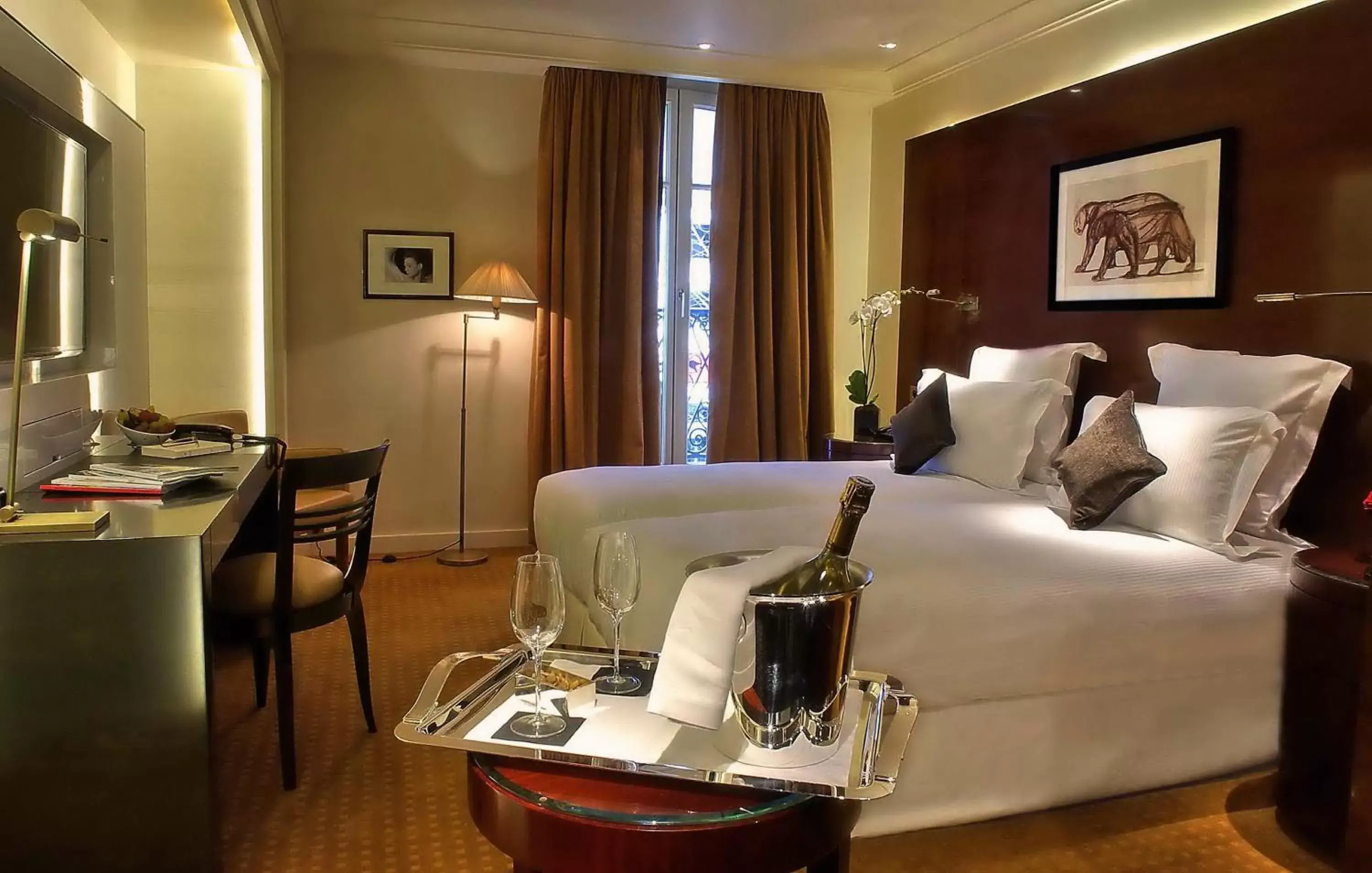 Classic Double Room with City View in Hotel Montaigne