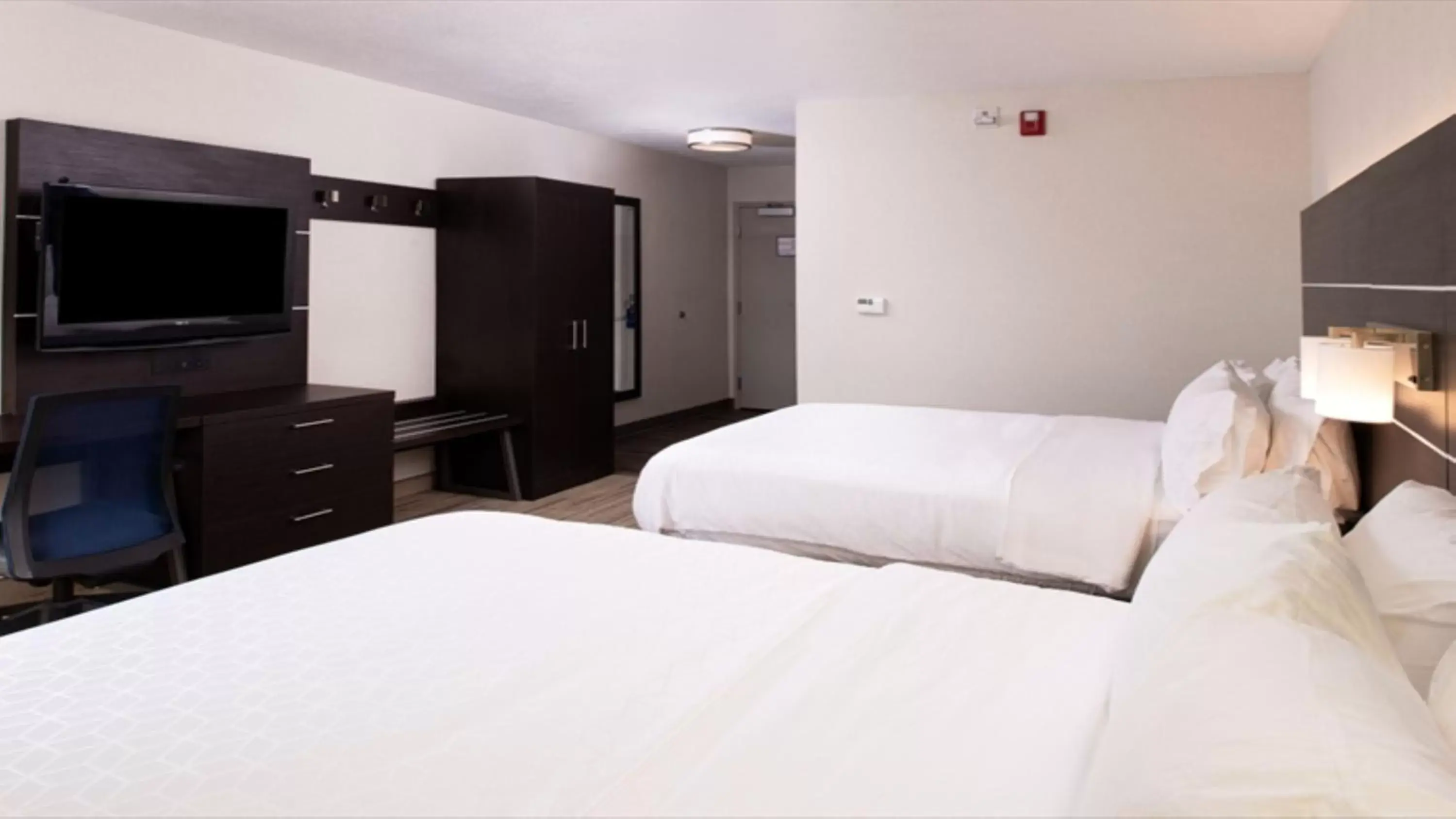 Photo of the whole room, Bed in Holiday Inn Express Cincinnati West, an IHG Hotel