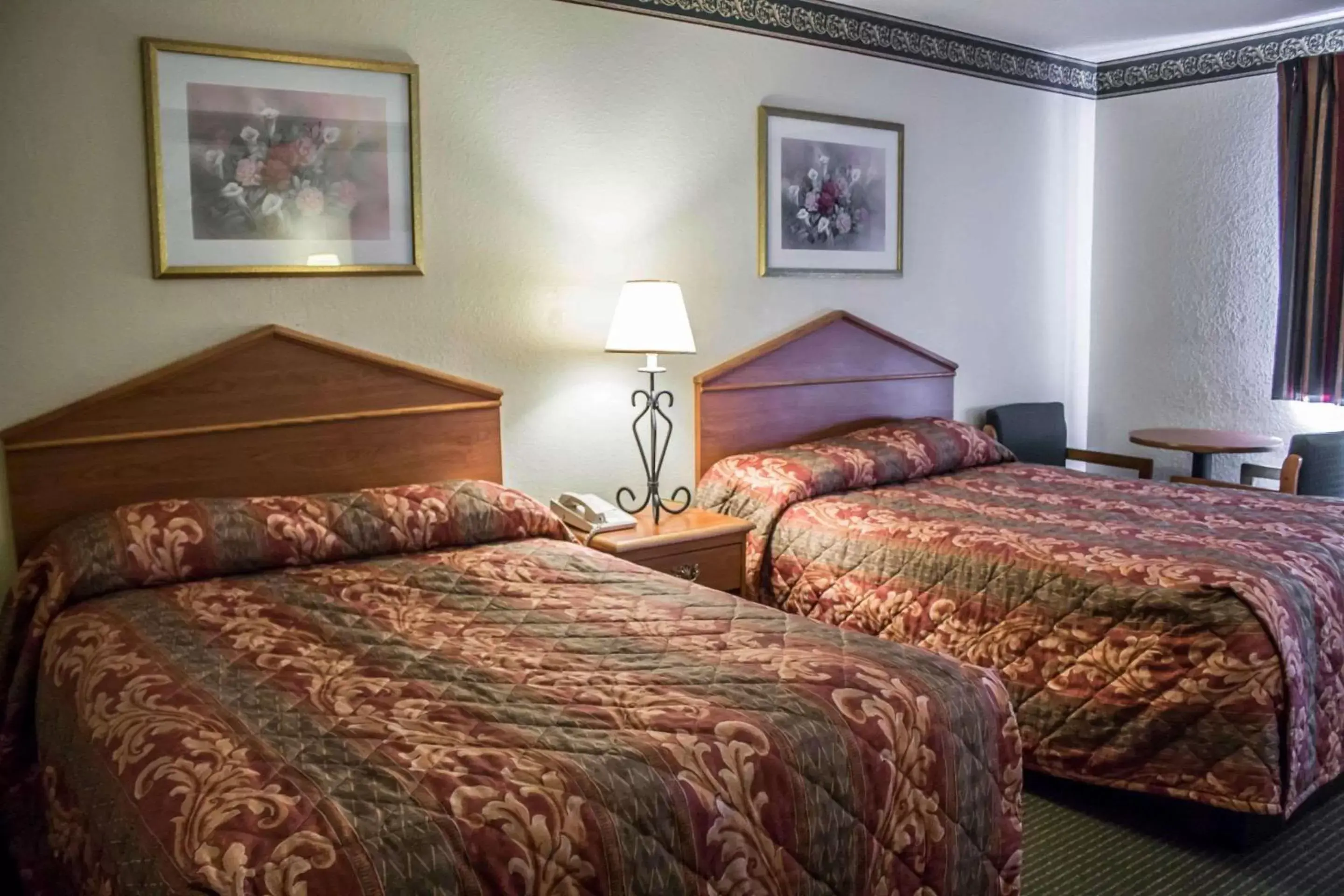 Photo of the whole room, Bed in Econo Lodge Akron