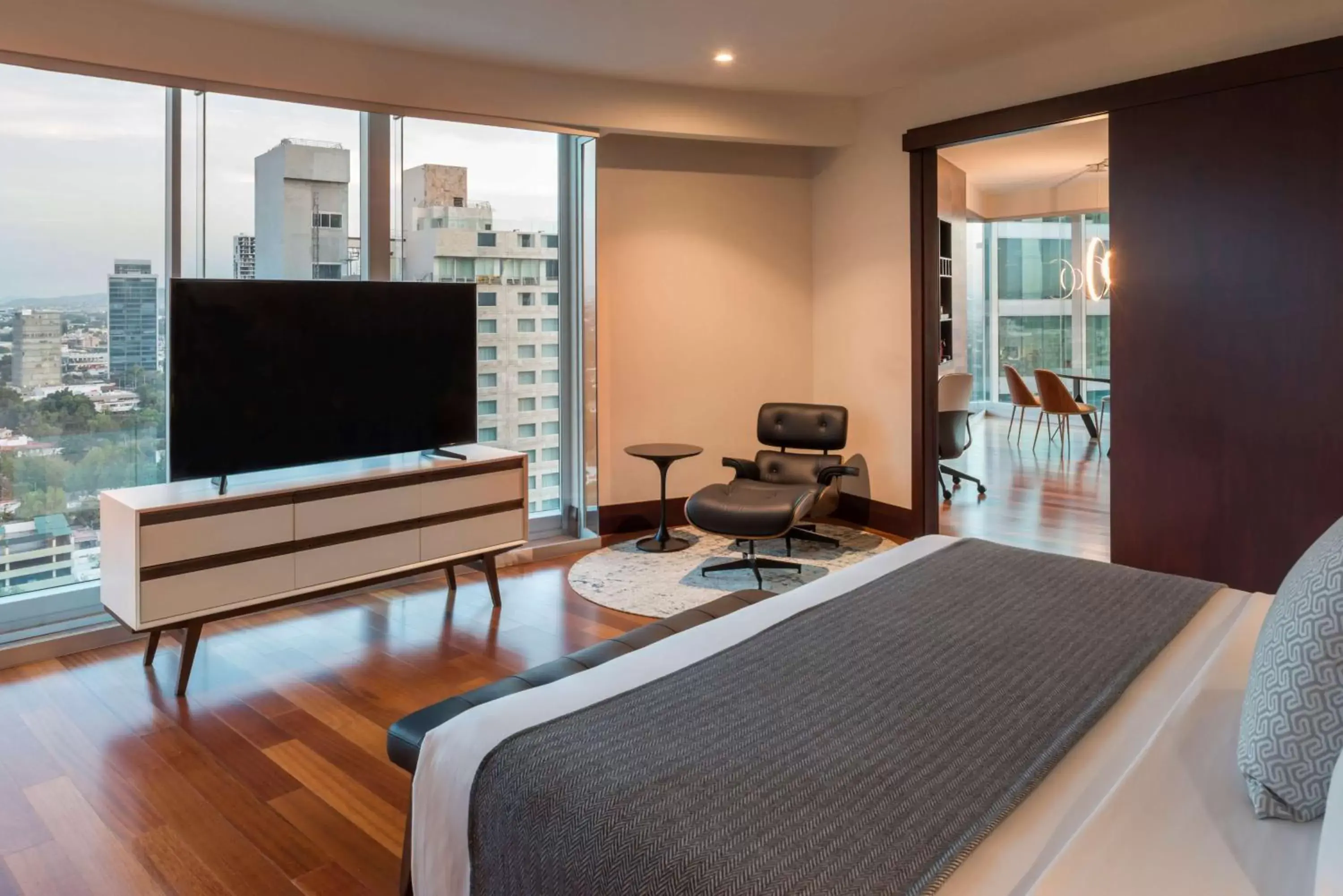 Photo of the whole room, TV/Entertainment Center in NH Collection Guadalajara Providencia