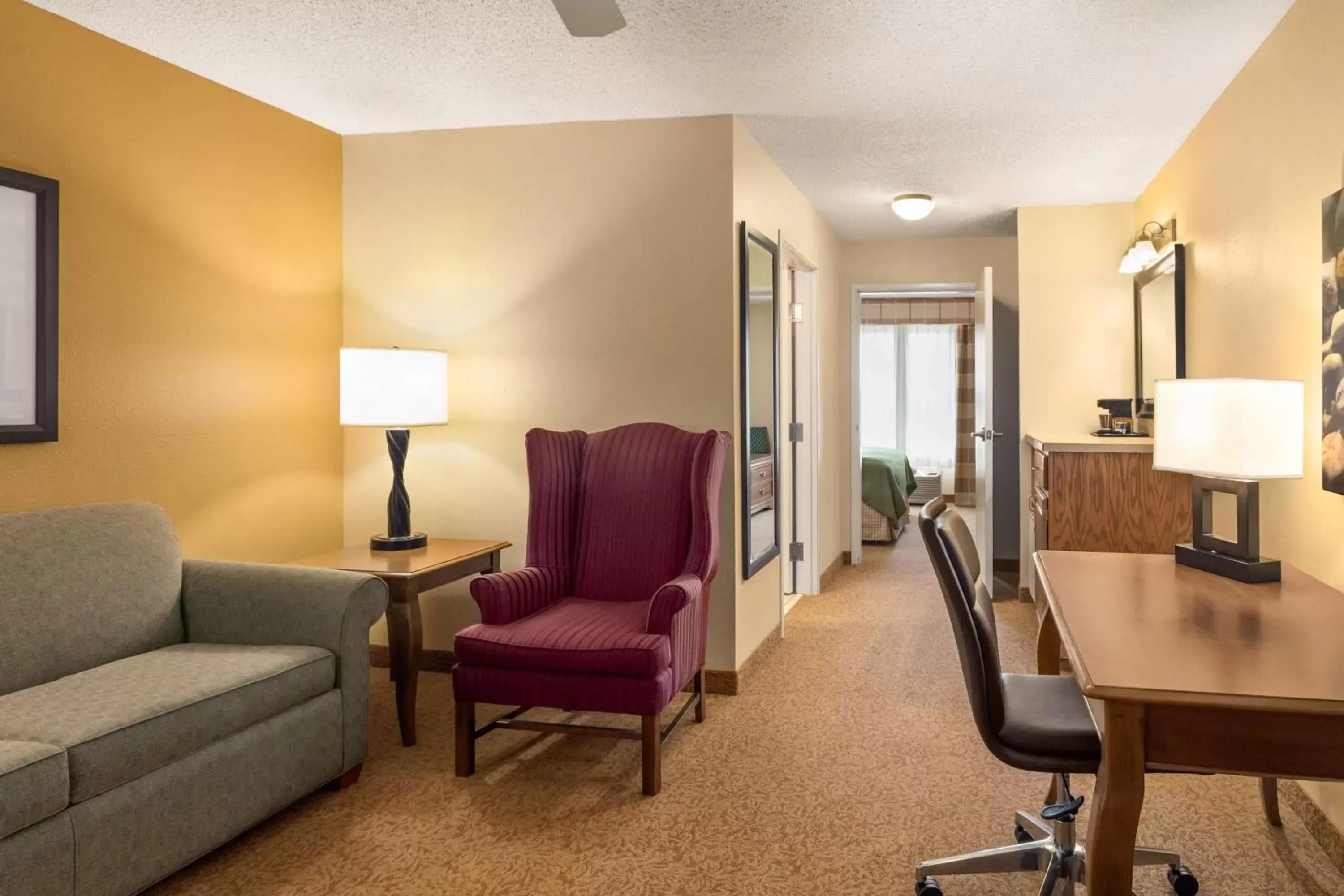 Photo of the whole room, Seating Area in Country Inn & Suites by Radisson, Salina, KS