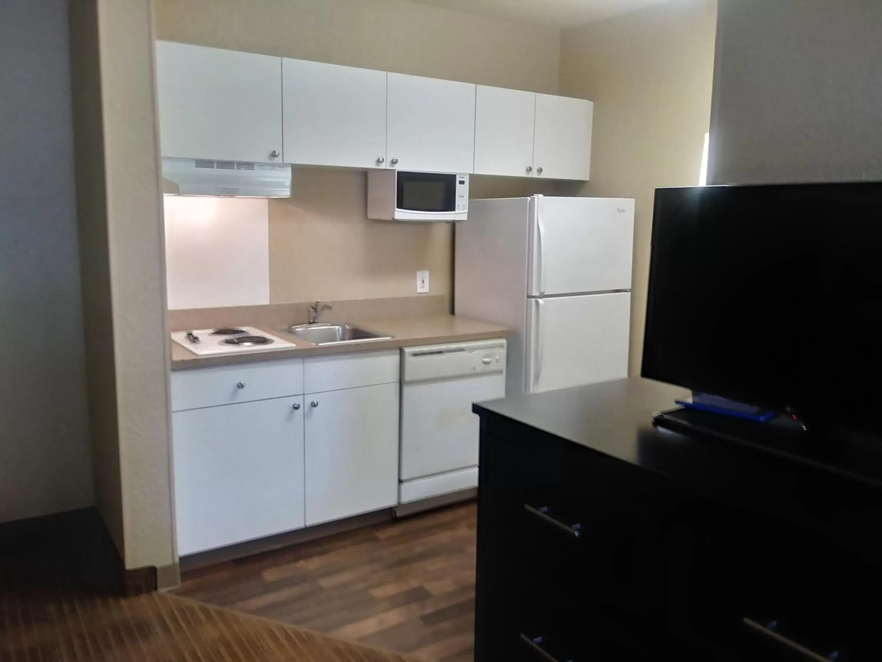 TV and multimedia, Kitchen/Kitchenette in Extended Stay America Suites - Detroit - Auburn Hills - Featherstone Rd